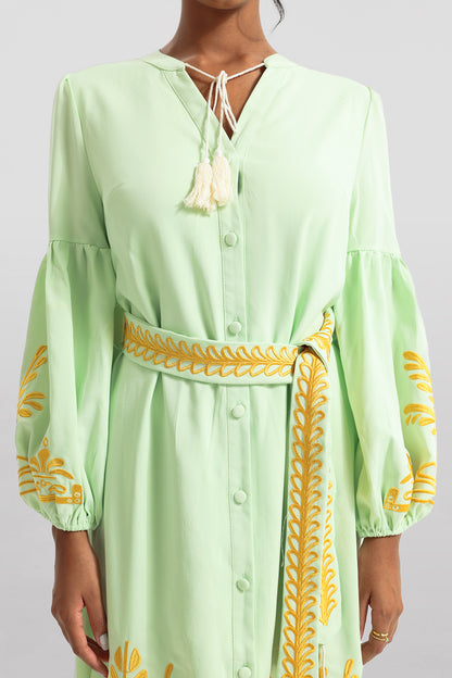 Vestido midi de manga larga con botones bordados y cinturón 