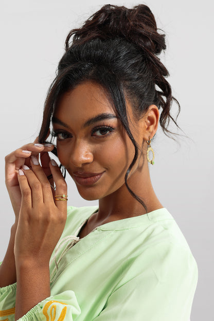 Anillo de metal con piedra natural 