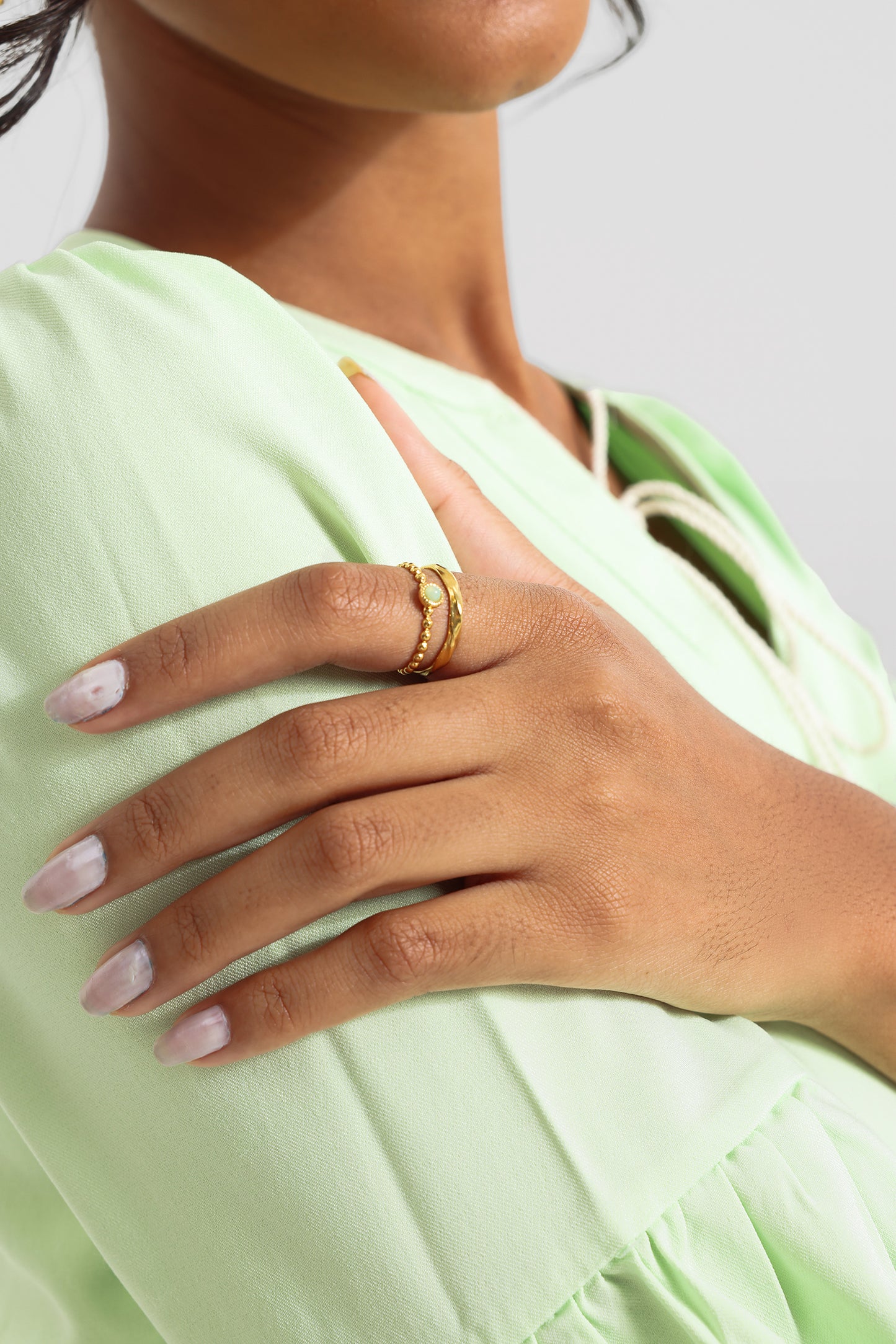 Anillo de metal con piedra natural 