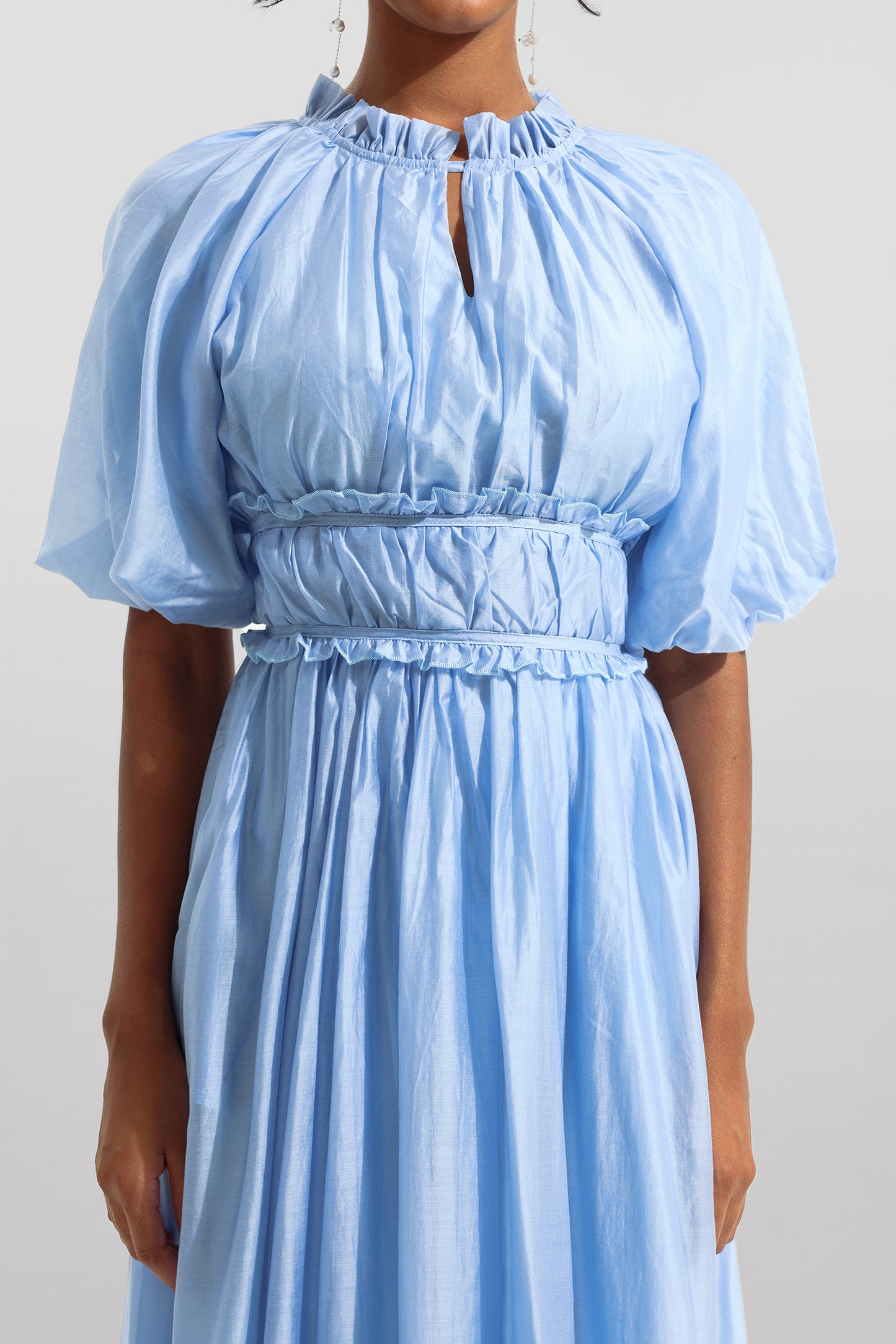 Vestido midi de gasa con mangas raglán y volantes 