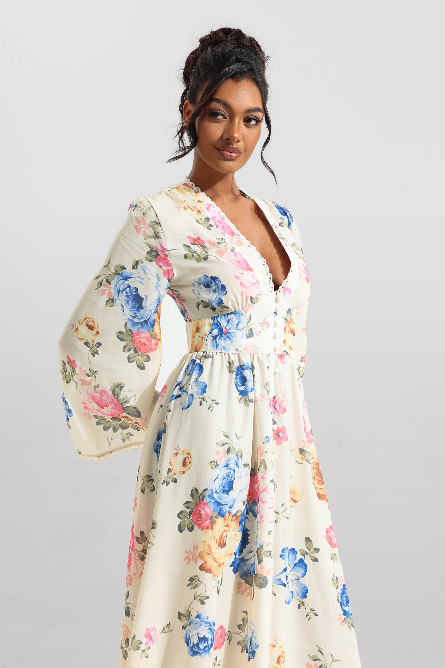 Vestido midi con encaje floral en la parte inferior 