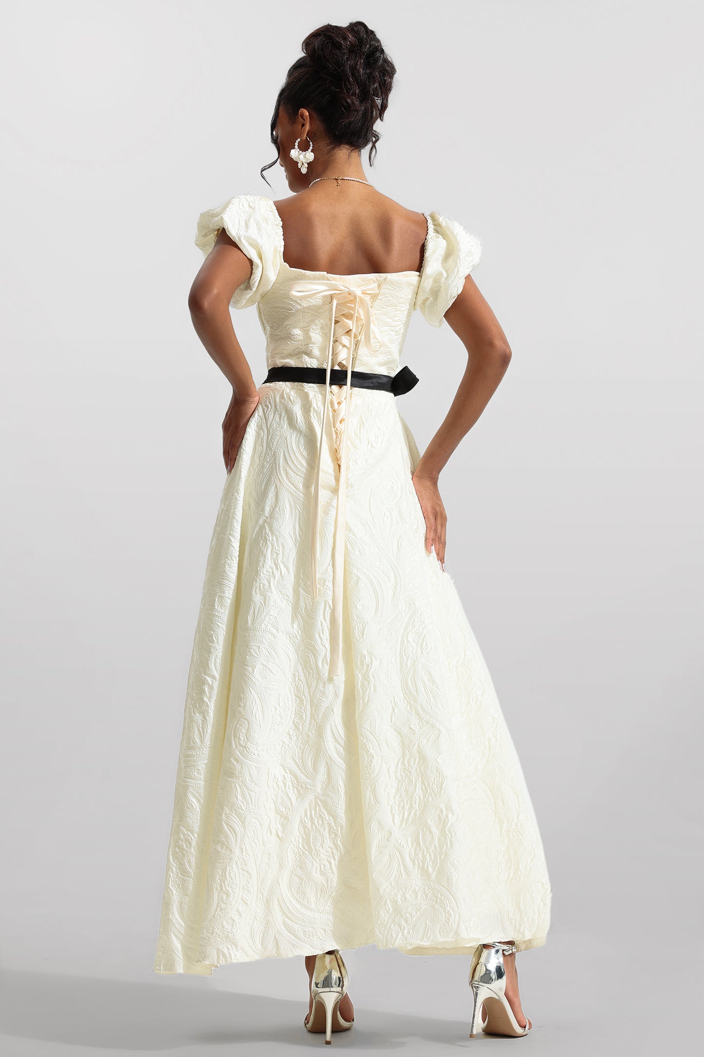 Vestido midi con mangas abullonadas de jacquard 