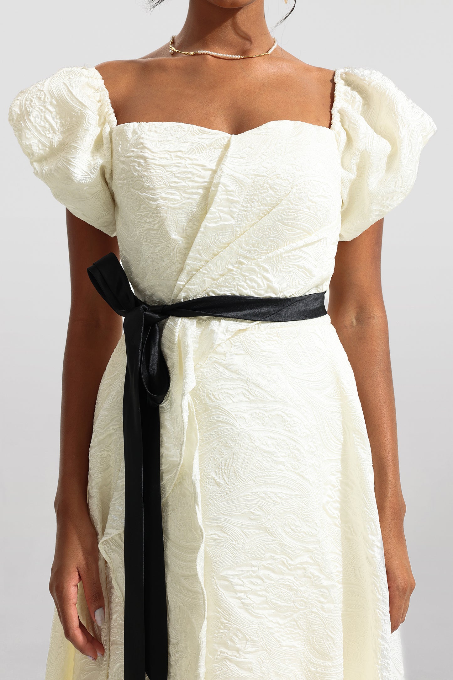 Vestido midi con mangas abullonadas de jacquard 