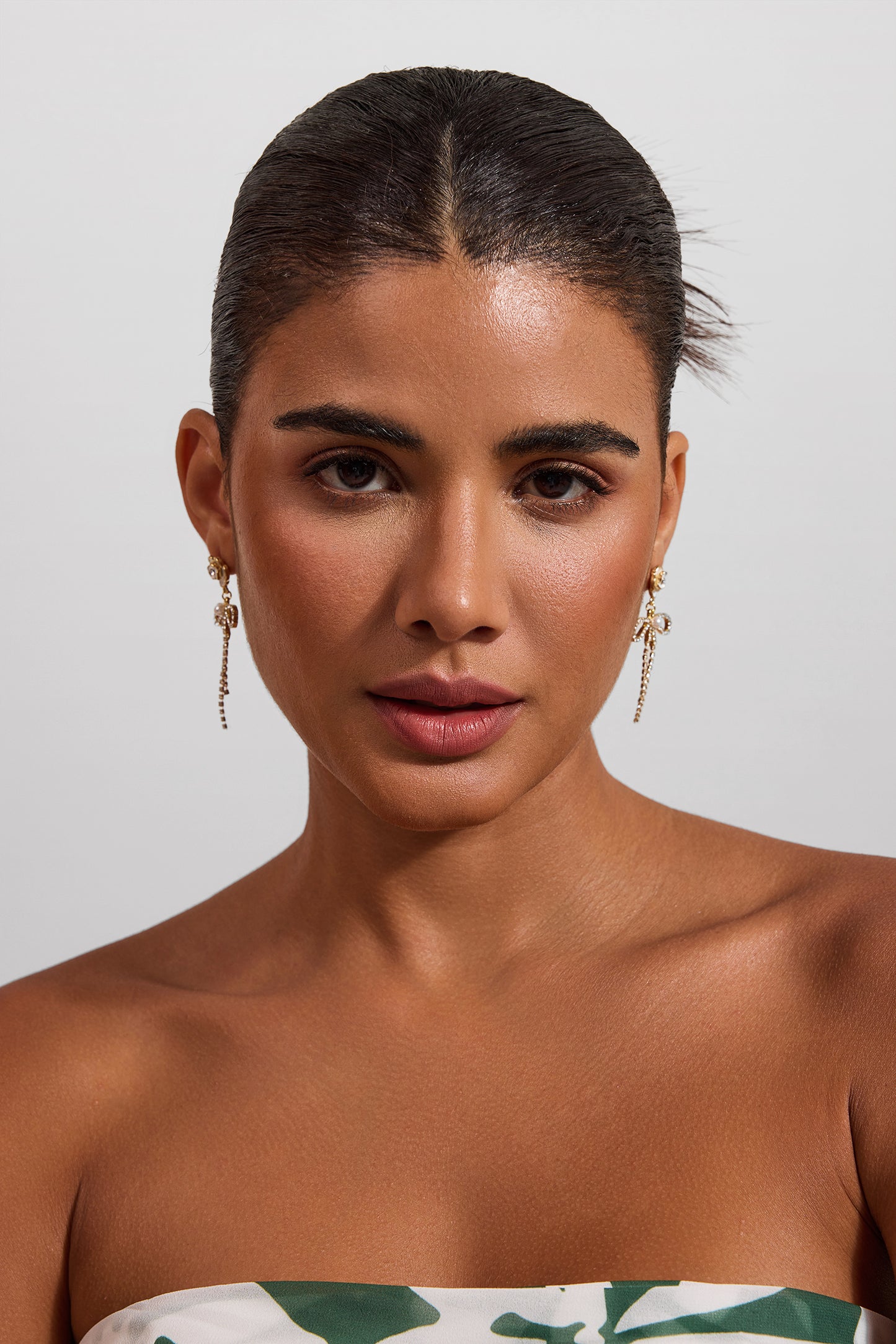 Pendientes de diamantes de imitación con lazo floral 