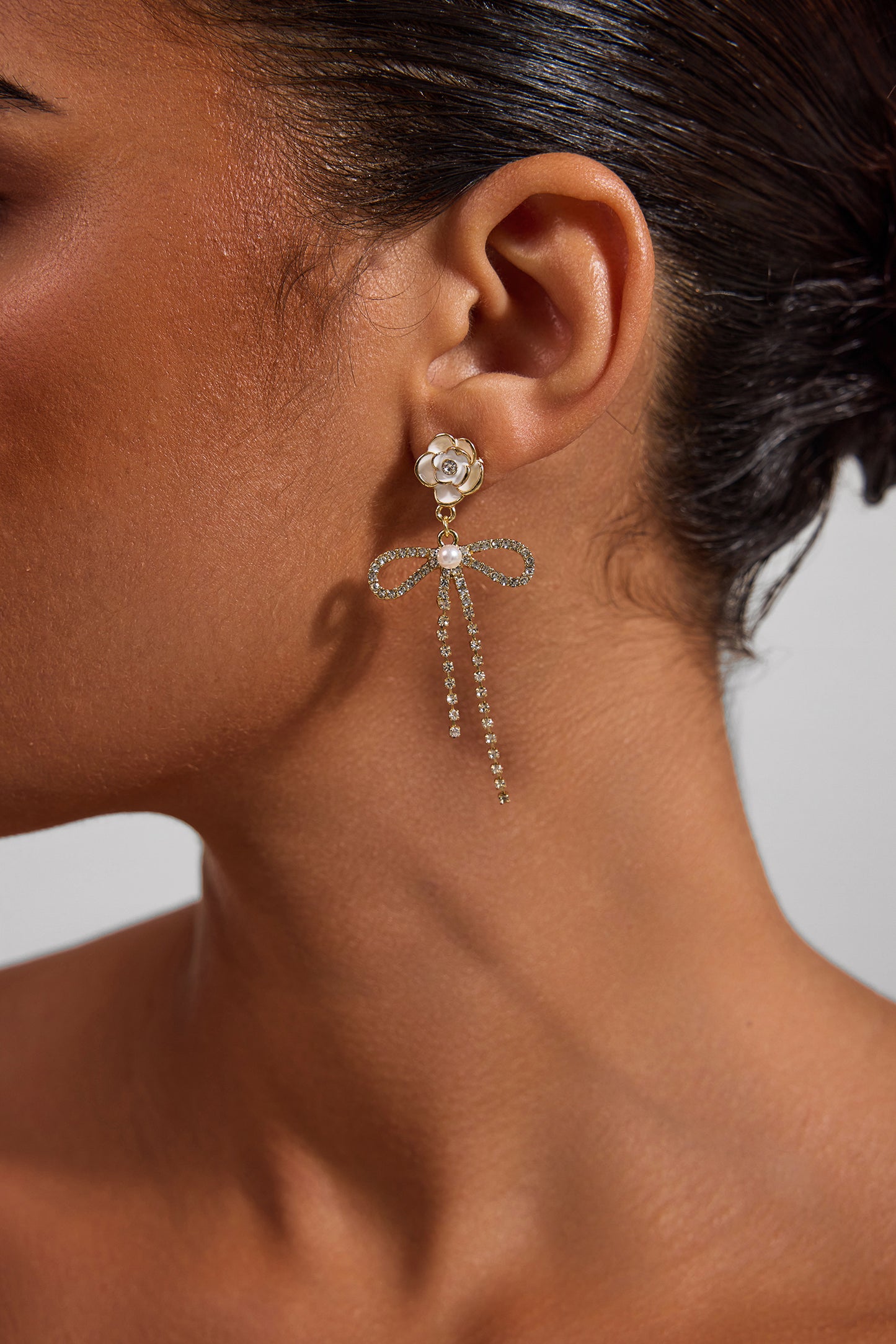 Pendientes de diamantes de imitación con lazo floral 