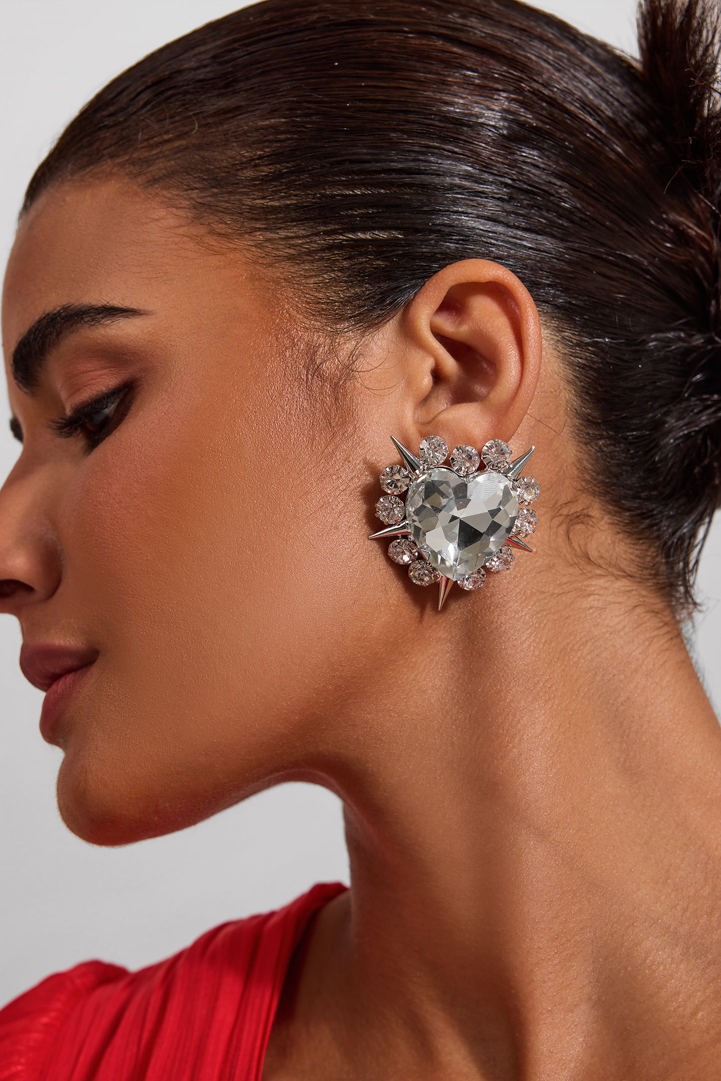 Pendientes con remaches de corazón de diamantes de imitación 