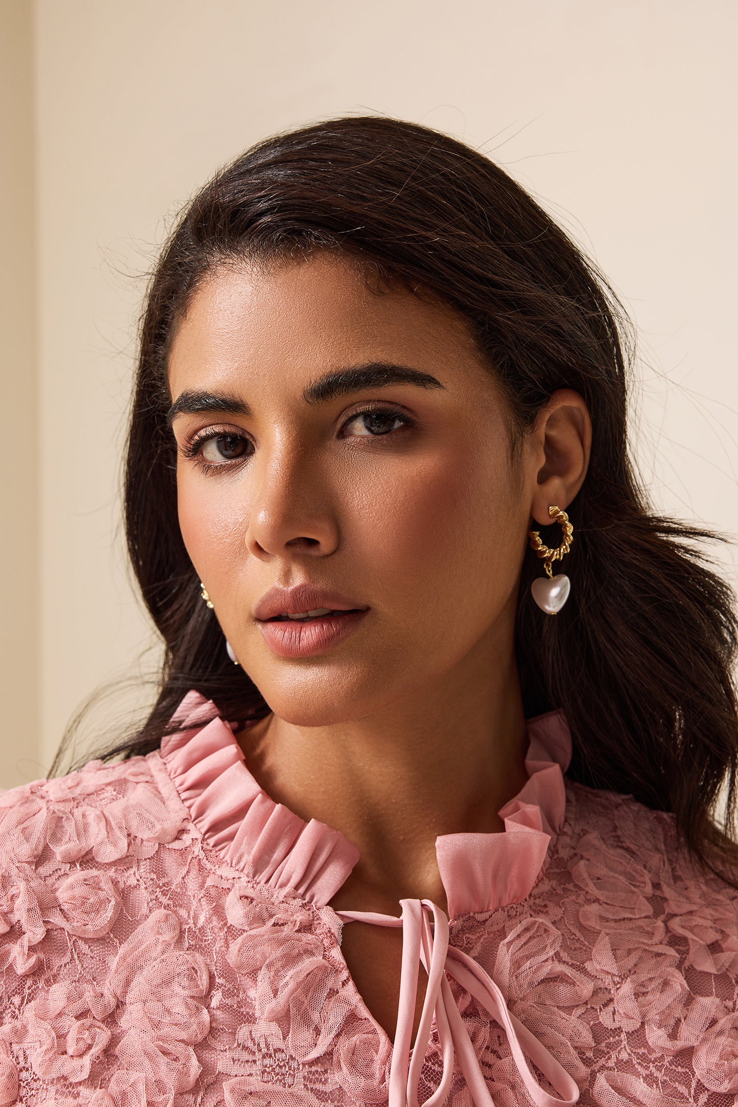 Pendientes de metal con forma de corazón semicircular 