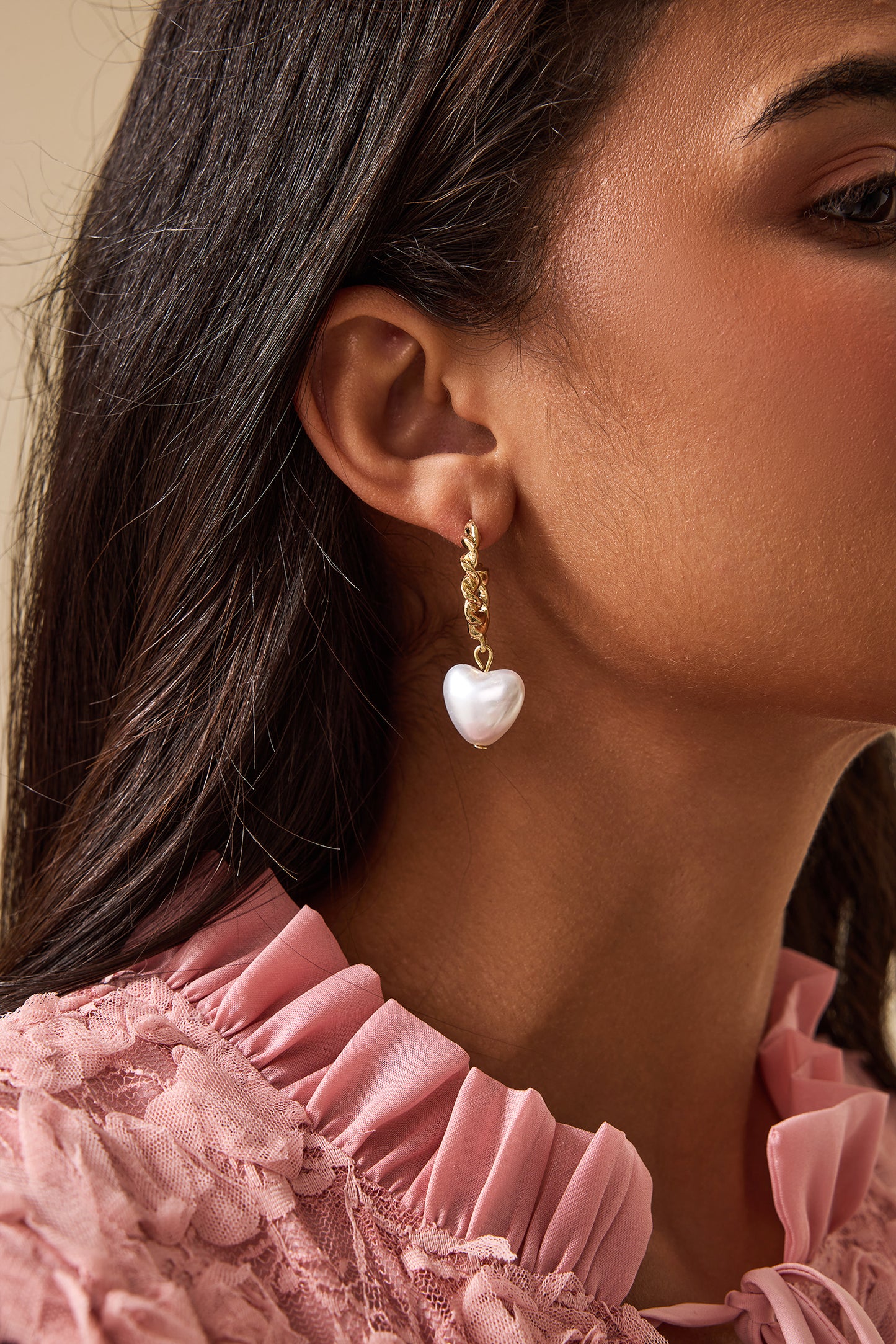 Pendientes de metal con forma de corazón semicircular 