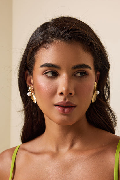 Pendientes de metal con perlas artificiales y forma floral 