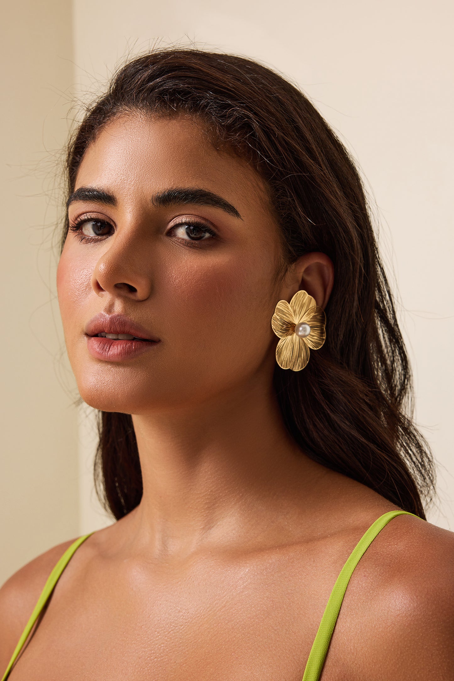 Pendientes de metal con perlas artificiales y forma floral 