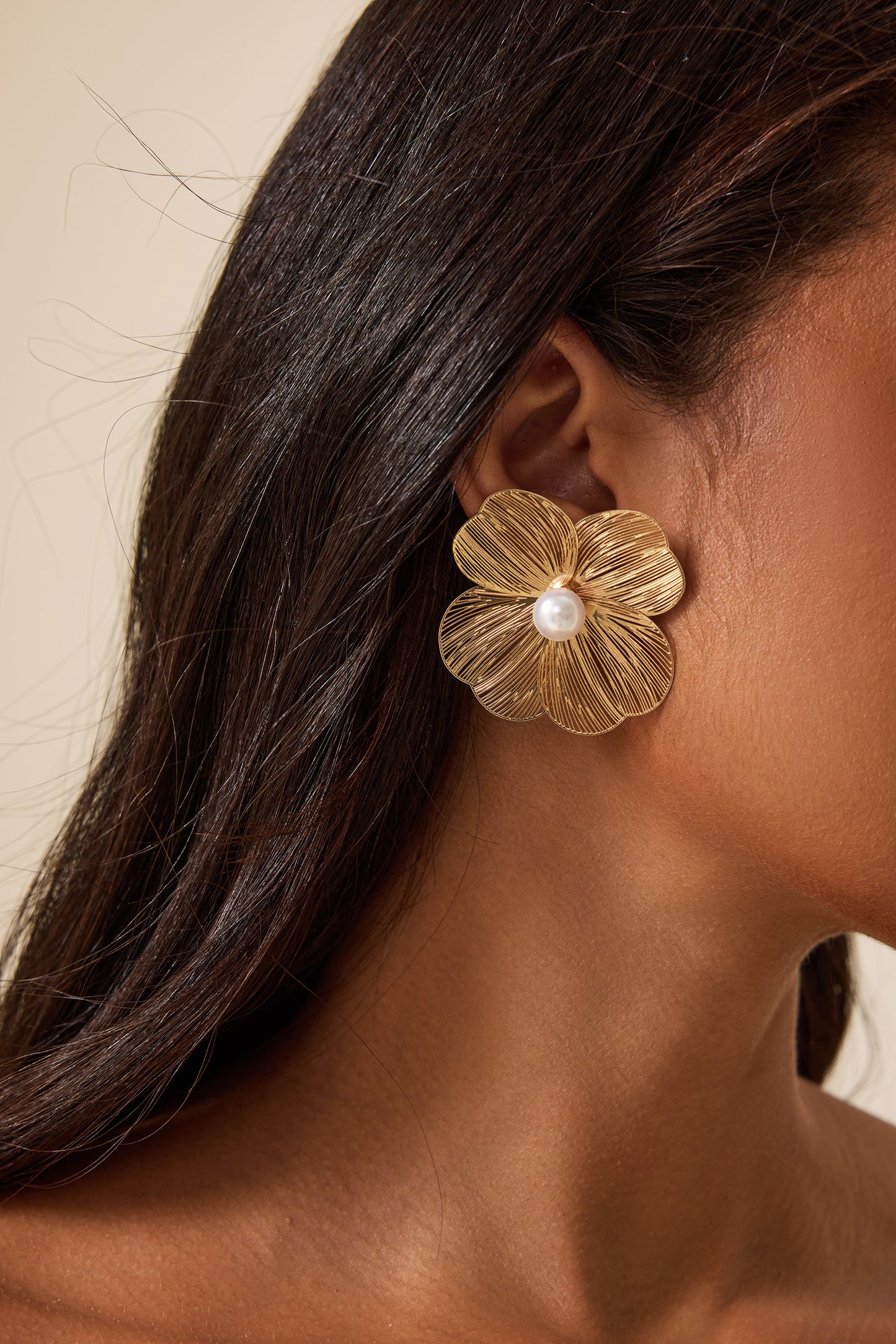 Pendientes de metal con perlas artificiales y forma floral 