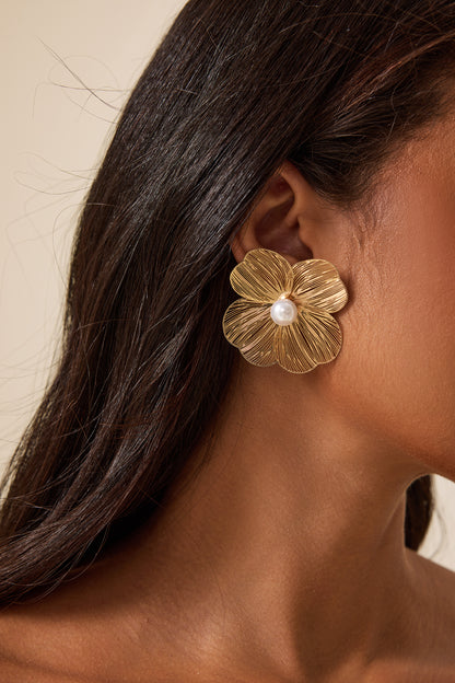 Pendientes de metal con perlas artificiales y forma floral 