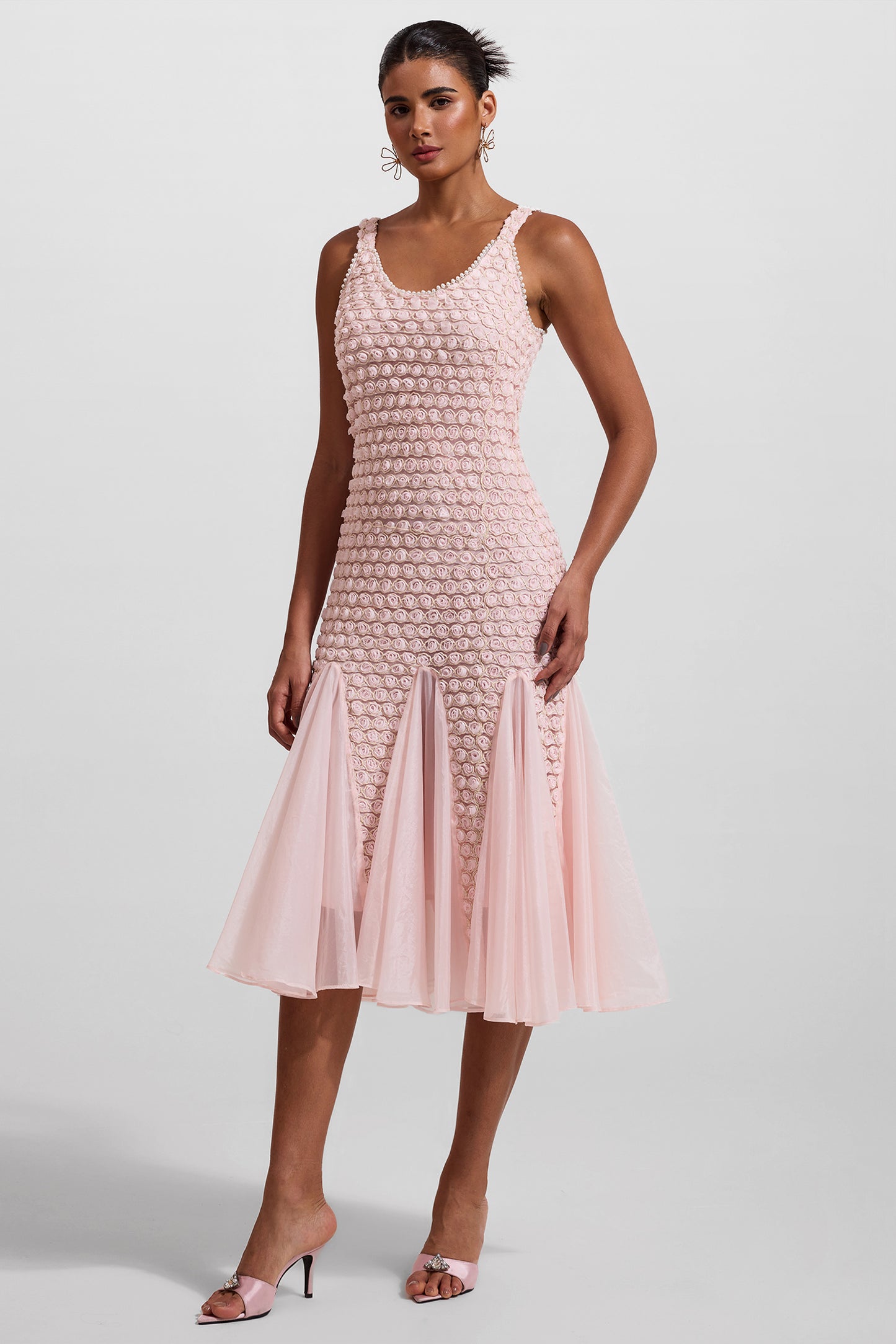 Vestido midi sin mangas con empalme bordado 