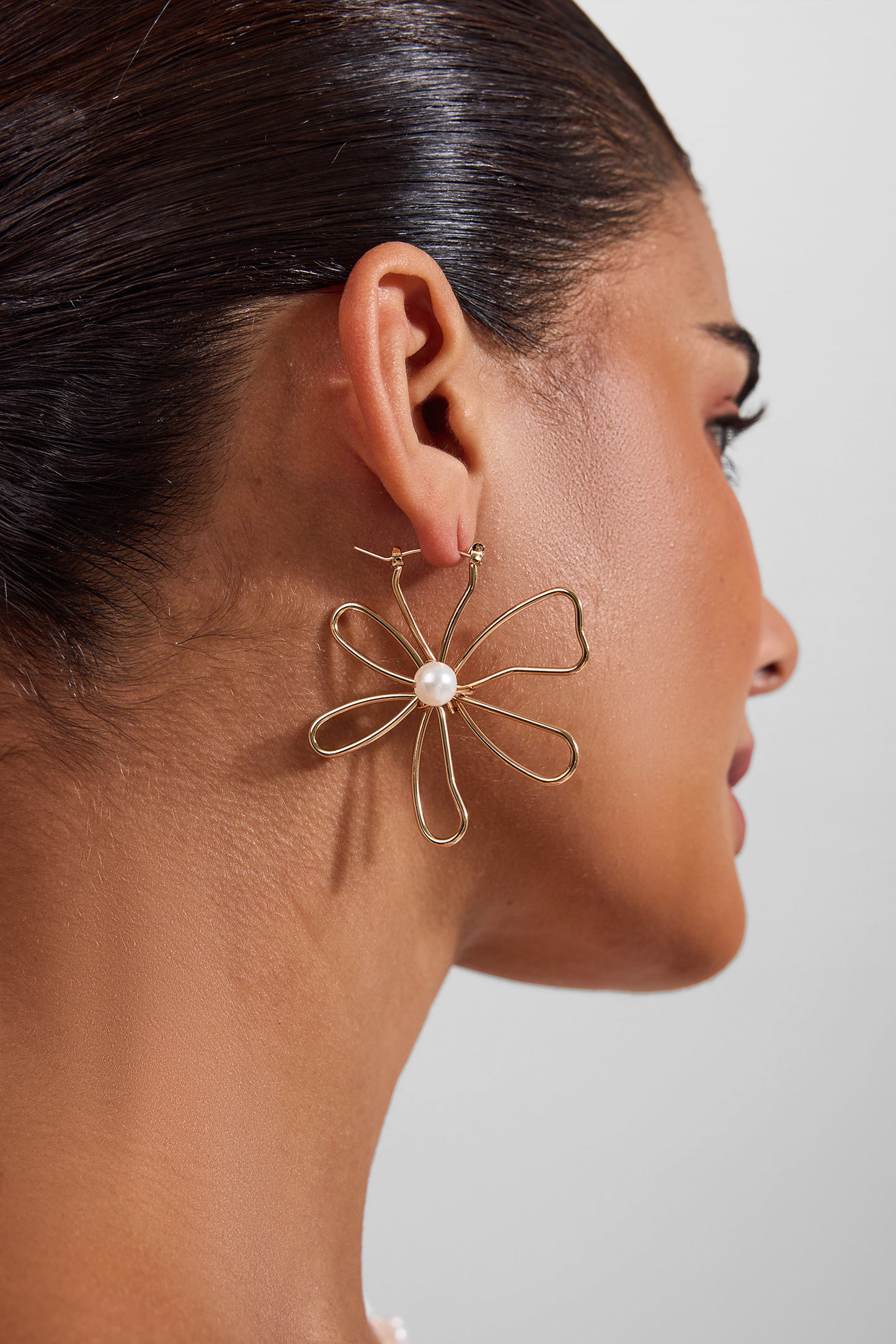 Pendientes de metal con forma de flor de perla sintética 