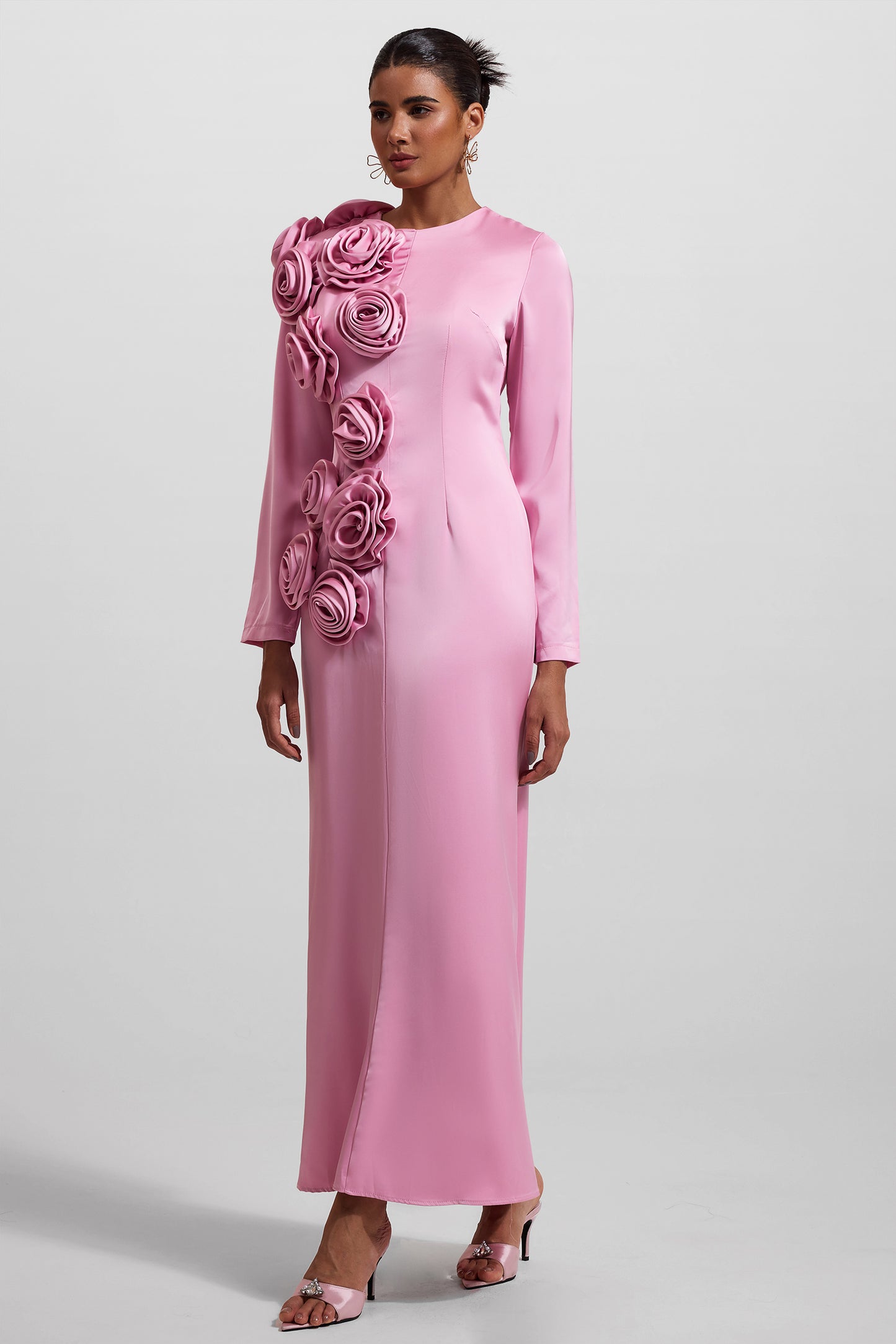 Vestido midi de satén con mangas largas y estampado floral 3D 