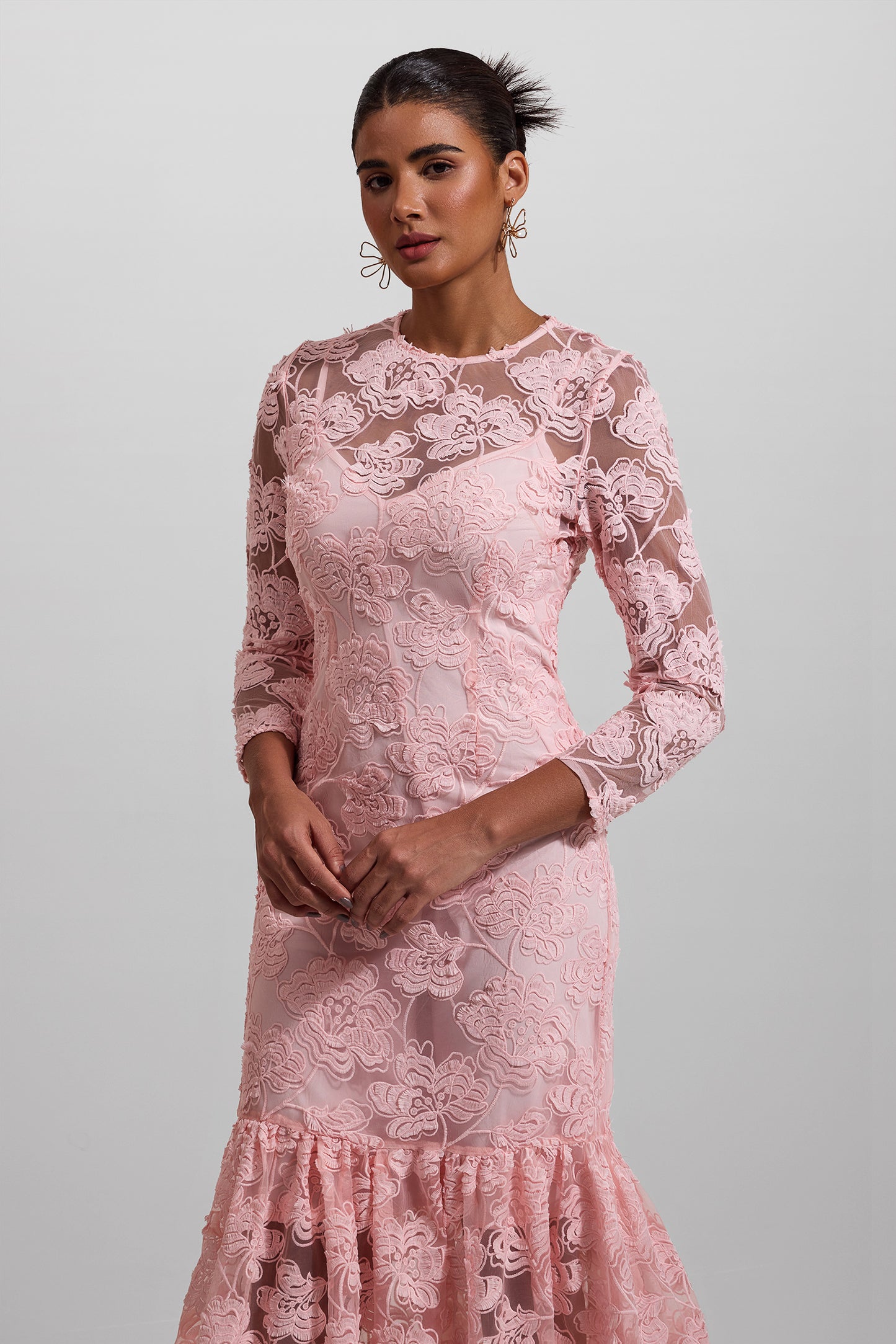 Vestido largo de manga larga con cuello redondo bordado 