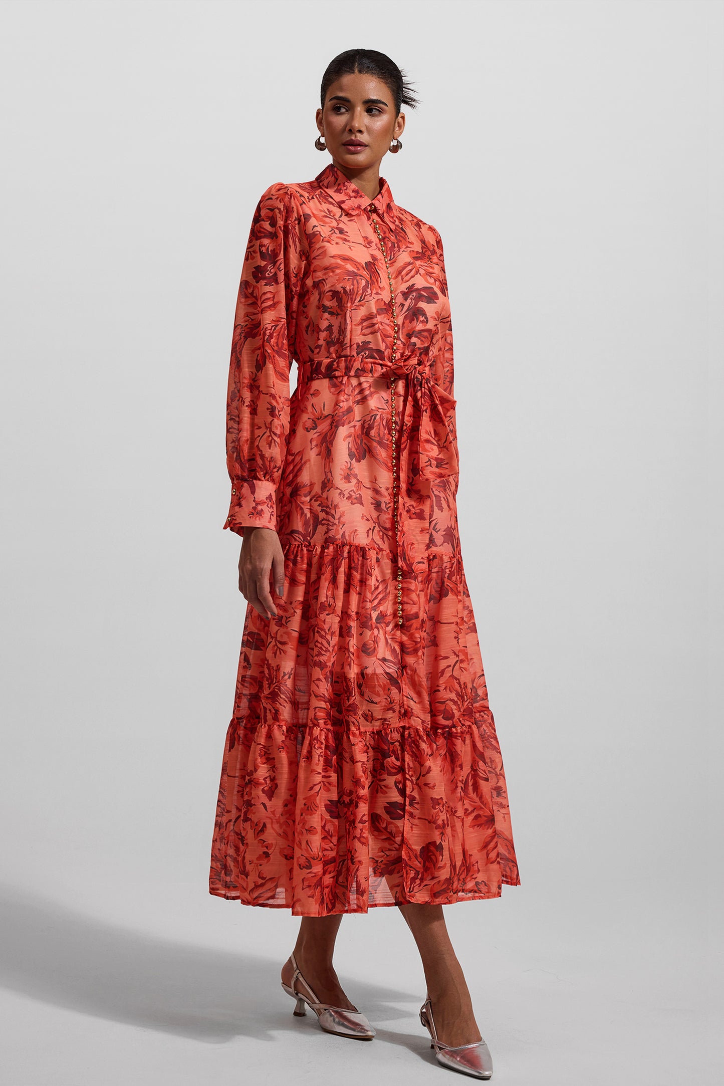 Vestido midi con mangas farol con estampado floral y bajo de metal con cinturón 