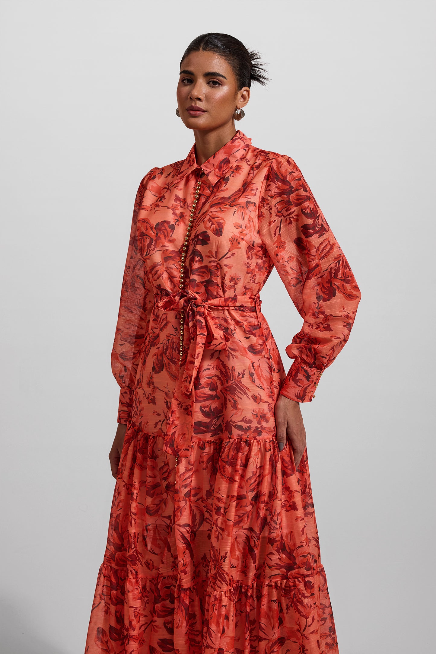 Vestido midi con mangas farol con estampado floral y bajo de metal con cinturón 