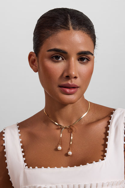 Collar con lazo de metal y perlas de imitación 