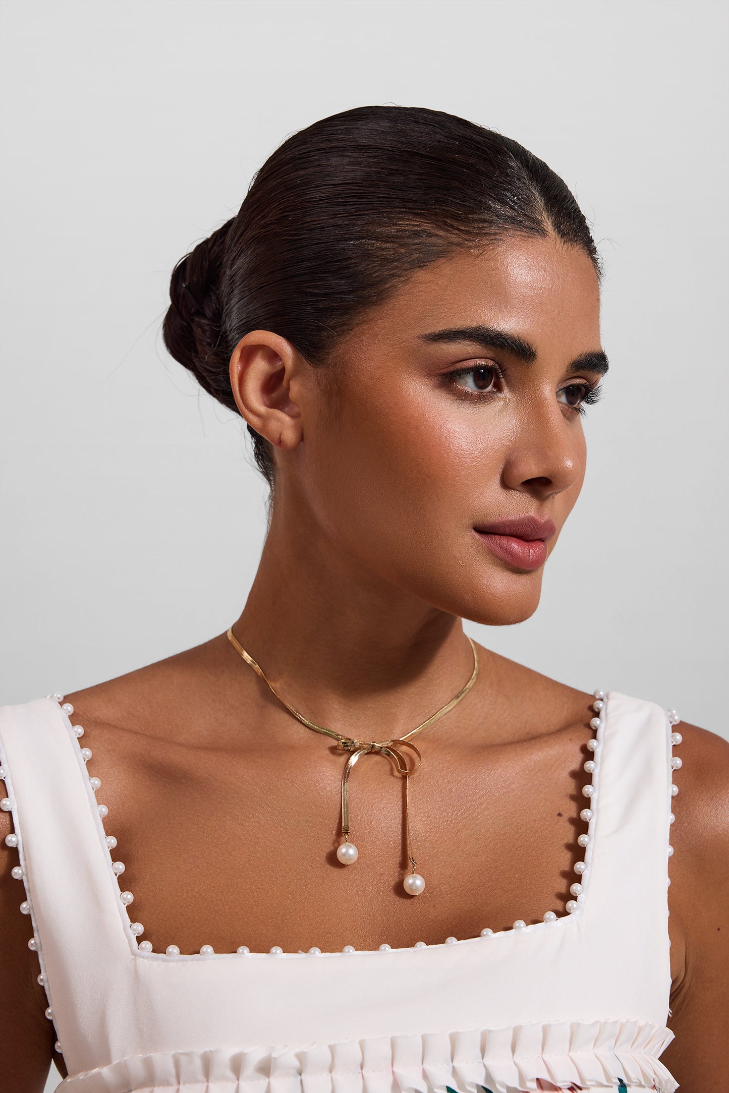 Collar con lazo de metal y perlas de imitación 