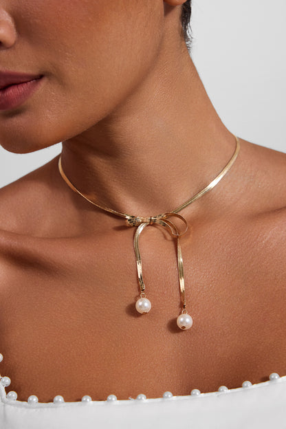 Collar con lazo de metal y perlas de imitación 