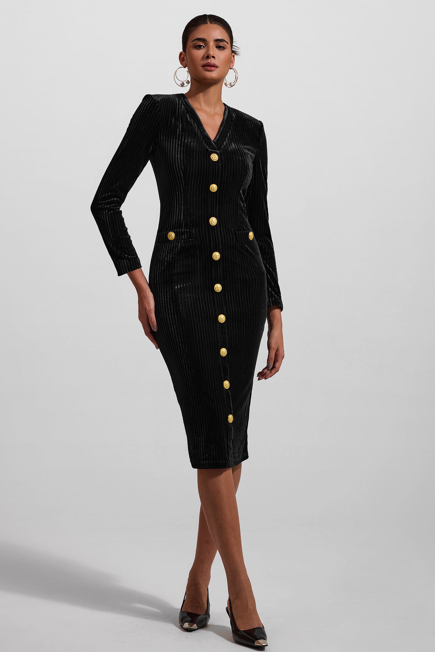 Vestido midi de terciopelo con cuello en V y botones metálicos 