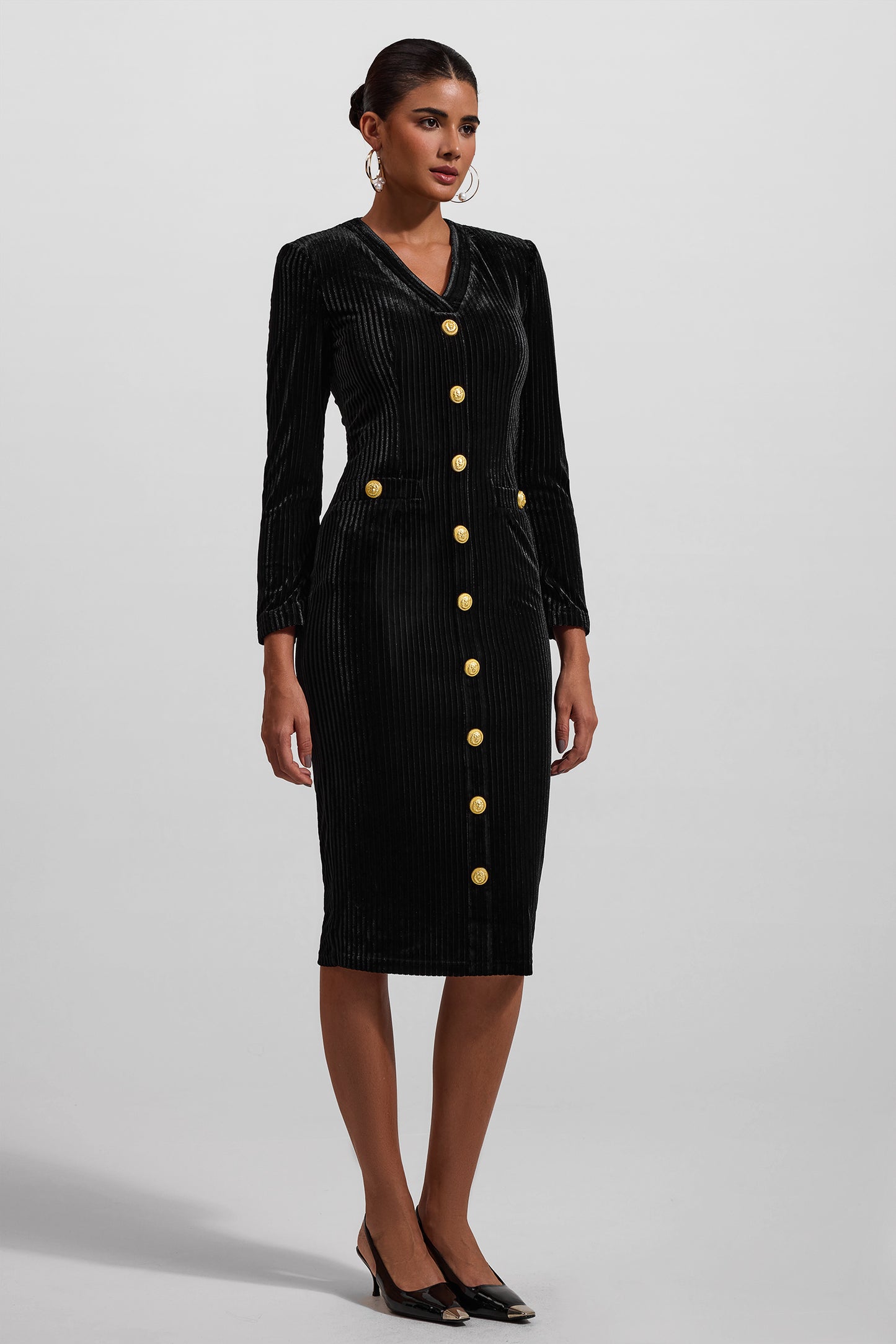 Vestido midi de terciopelo con cuello en V y botones metálicos 