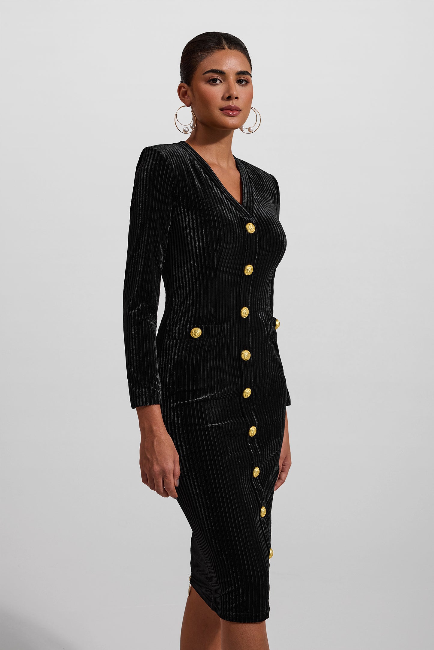 Vestido midi de terciopelo con cuello en V y botones metálicos 