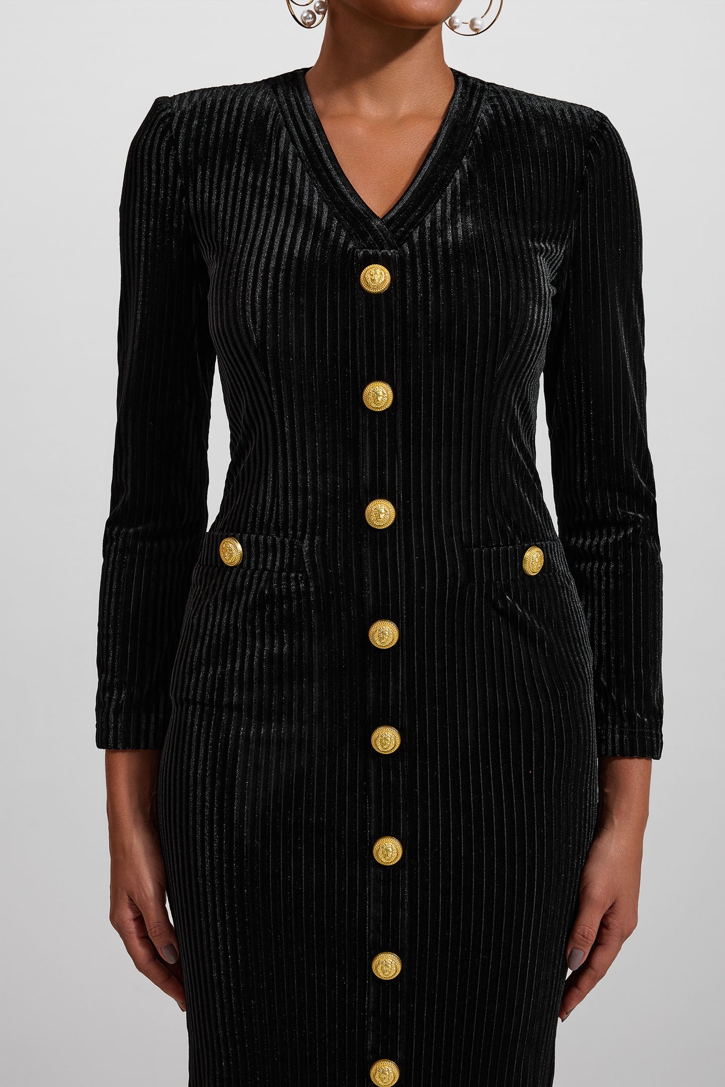 Vestido midi de terciopelo con cuello en V y botones metálicos 