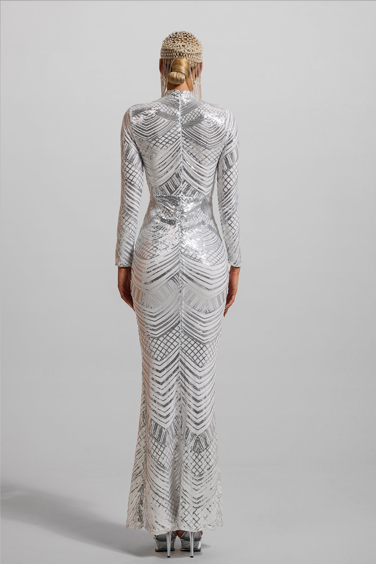 Vestido largo de manga larga con cuello alto y lentejuelas 