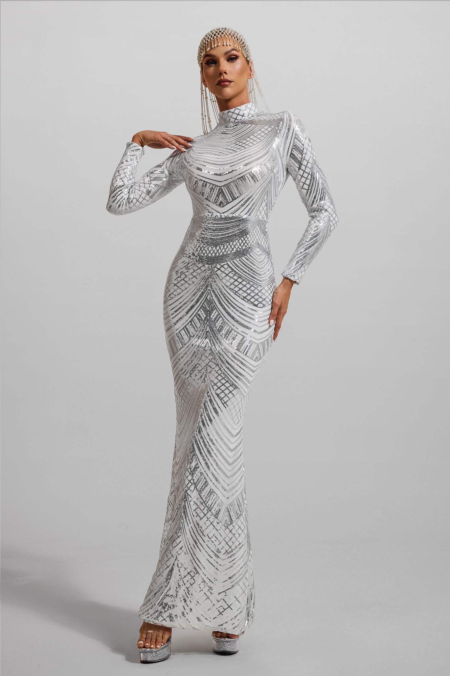 Vestido largo de manga larga con cuello alto y lentejuelas 