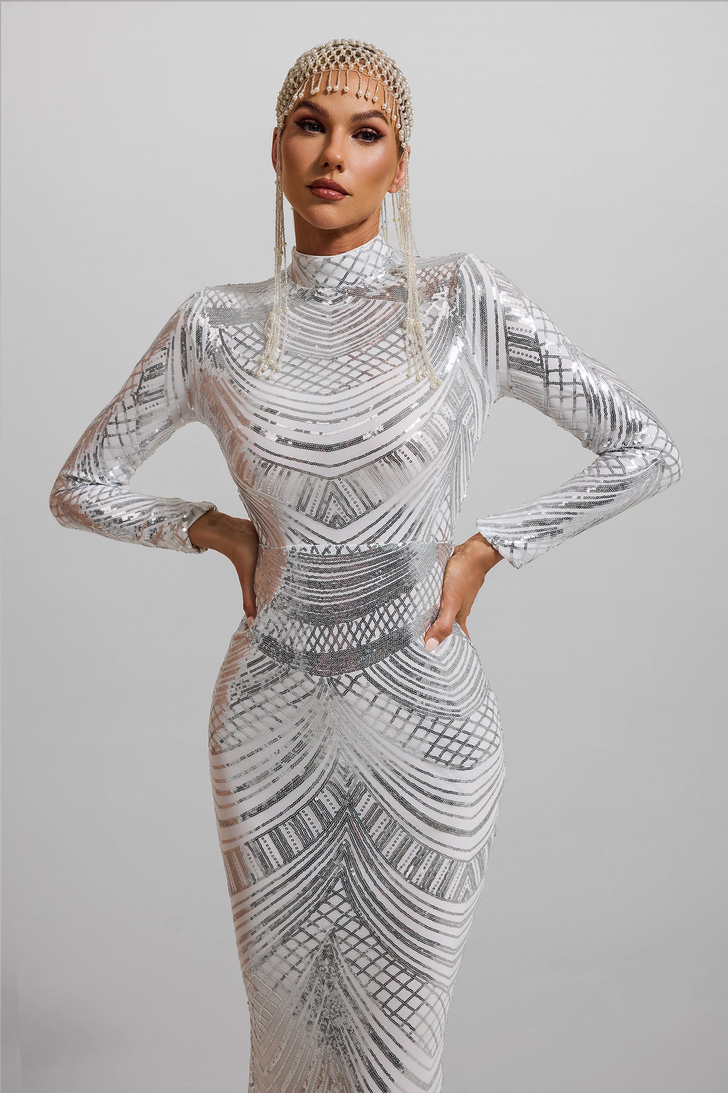 Vestido largo de manga larga con cuello alto y lentejuelas 