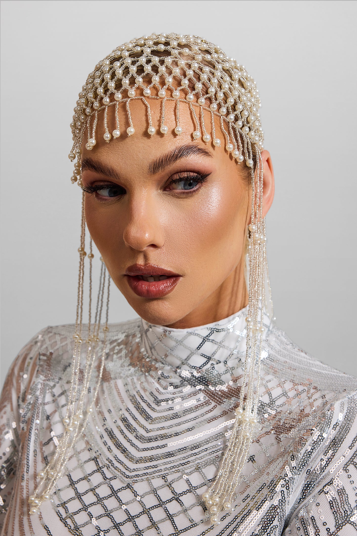 Sombrero con borlas trenzadas y perlas sintéticas 