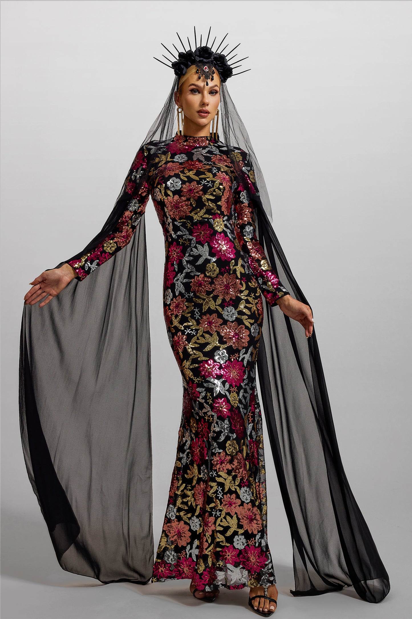 Vestido largo de manga larga con cuello redondo y lentejuelas 