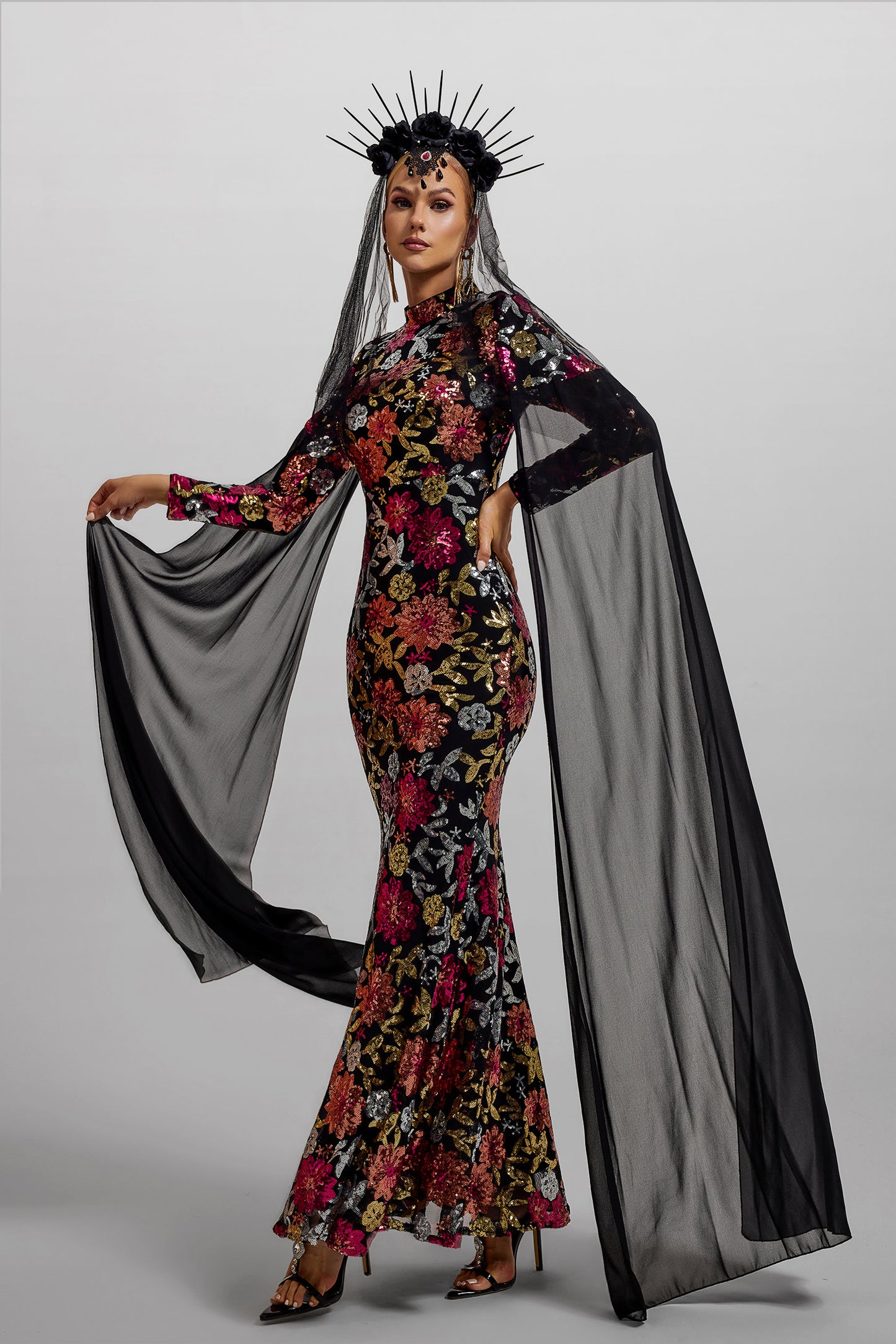 Vestido largo de manga larga con cuello redondo y lentejuelas 