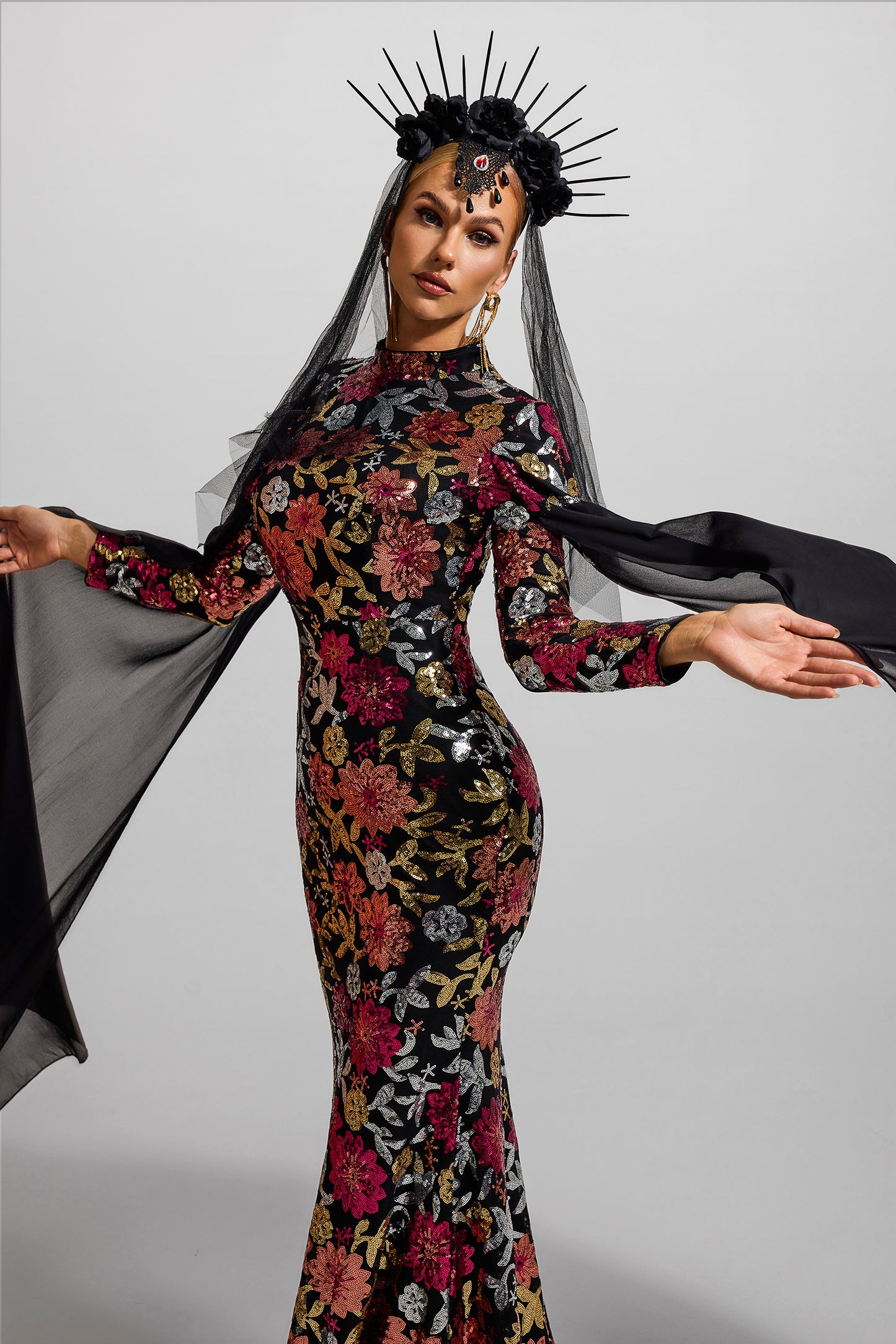 Vestido largo de manga larga con cuello redondo y lentejuelas 