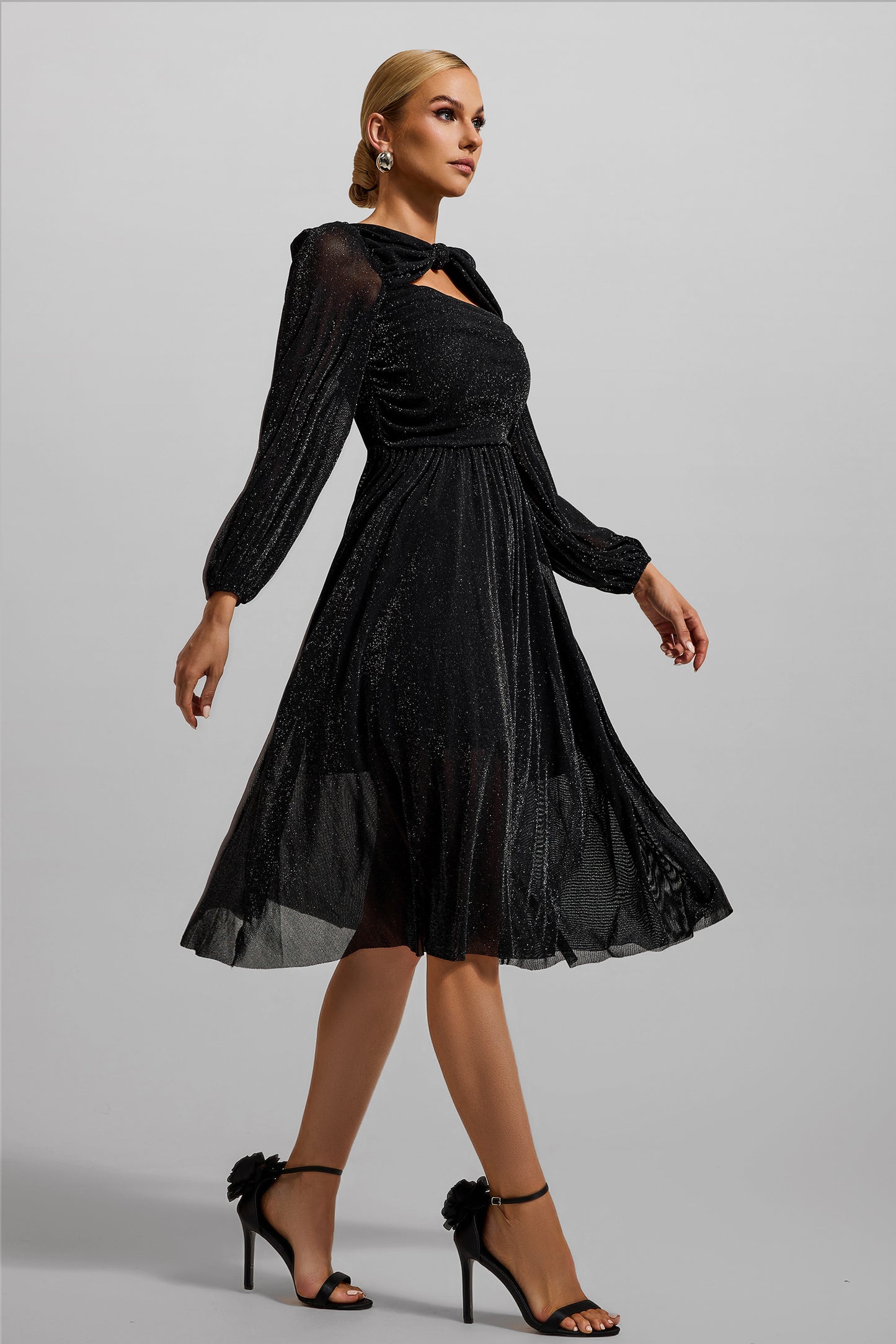 Vestido midi fruncido con mangas farol y nudo 