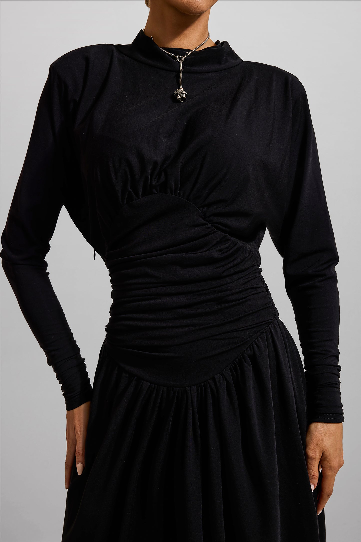 Vestido largo de jersey liso con mangas largas y fruncido 