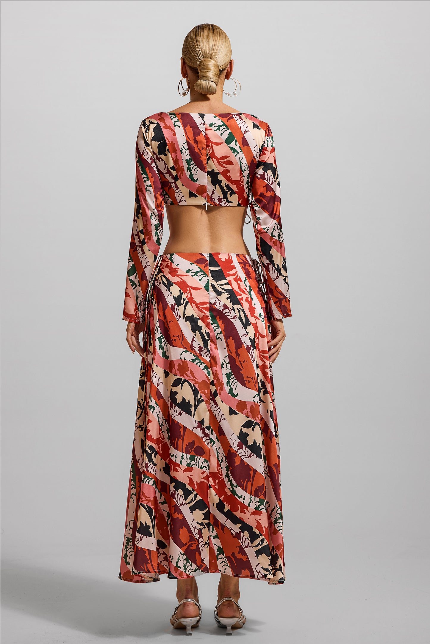 Vestido midi de manga larga con aberturas florales 