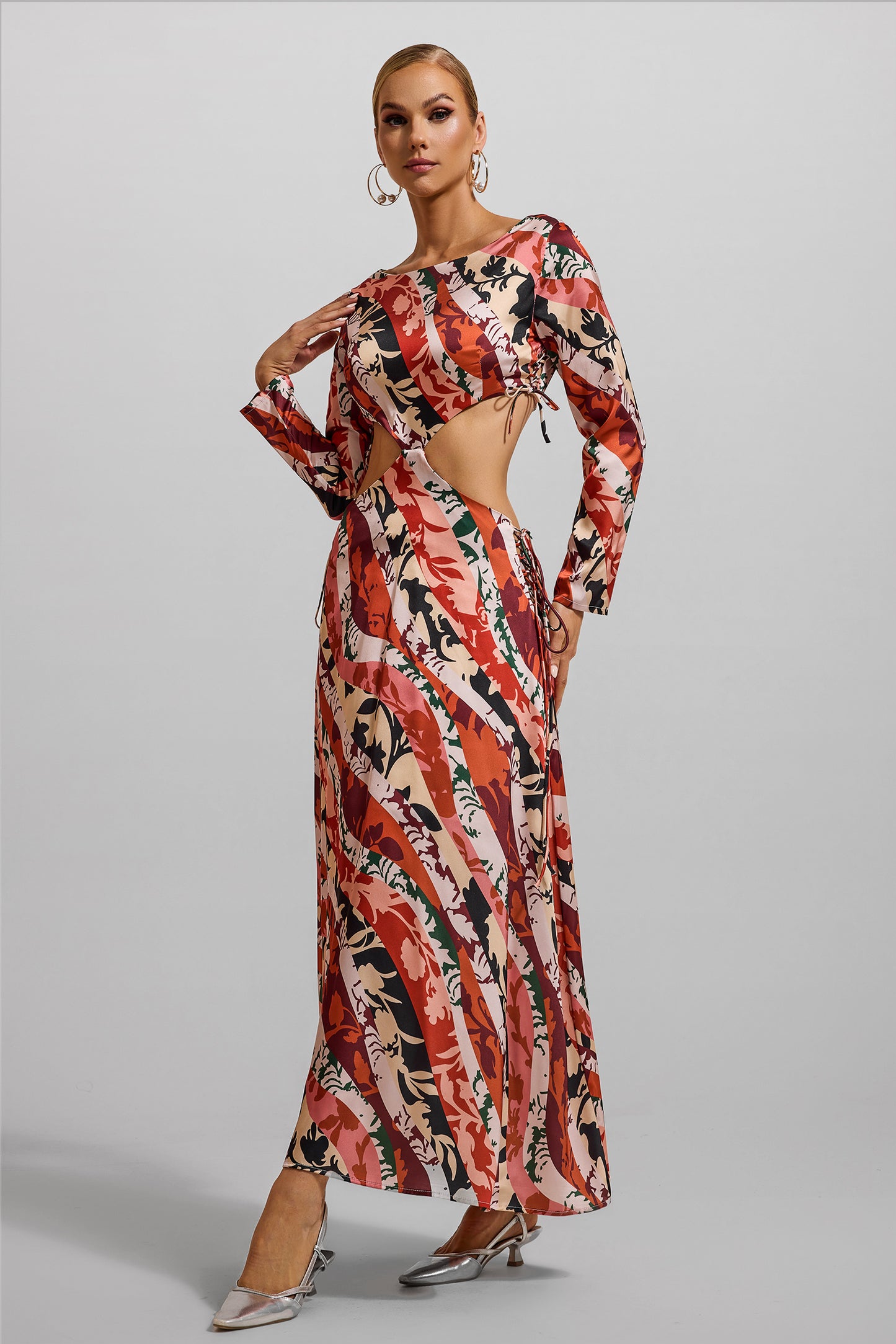 Vestido midi de manga larga con aberturas florales 