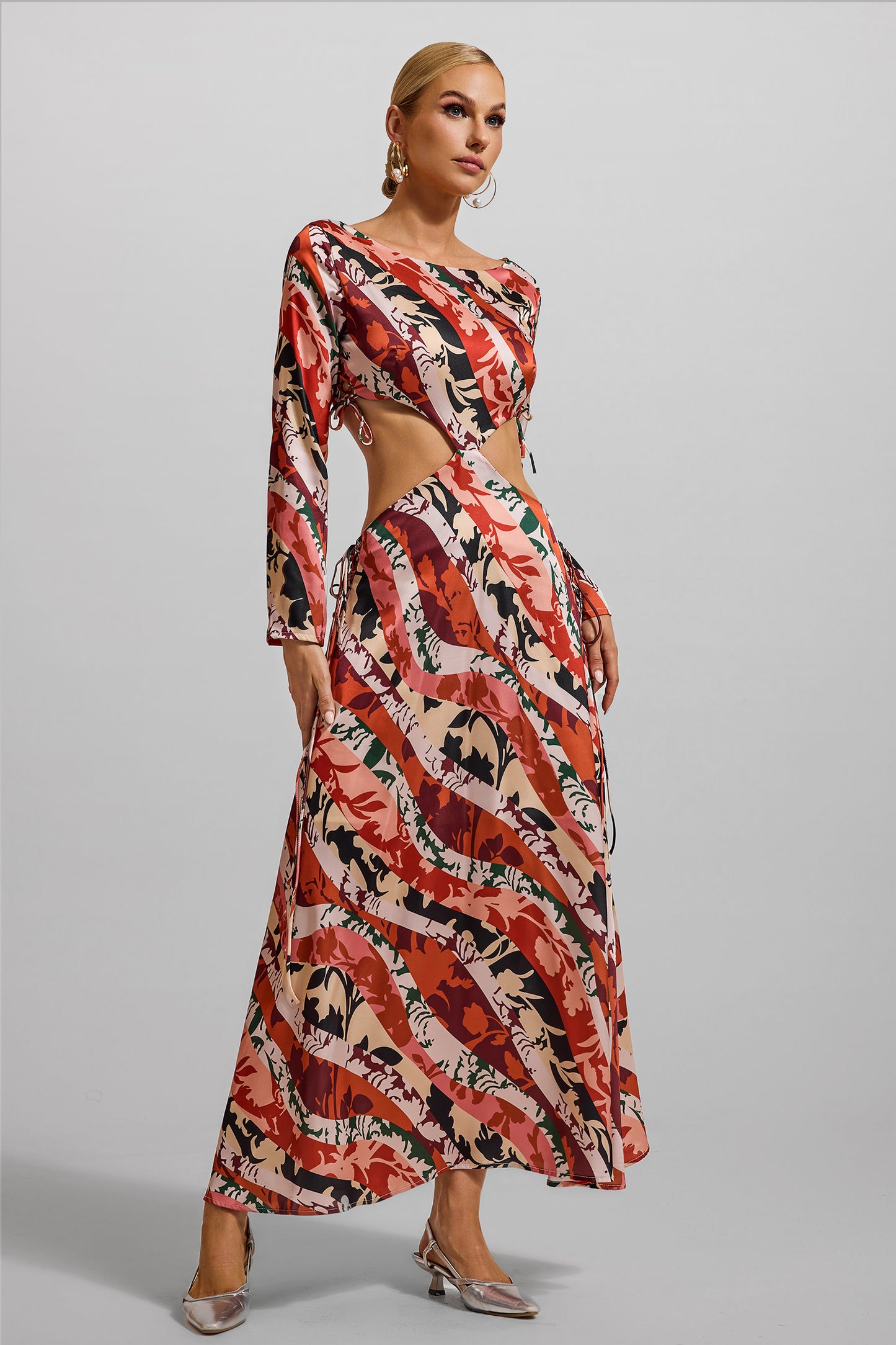 Vestido midi de manga larga con aberturas florales 