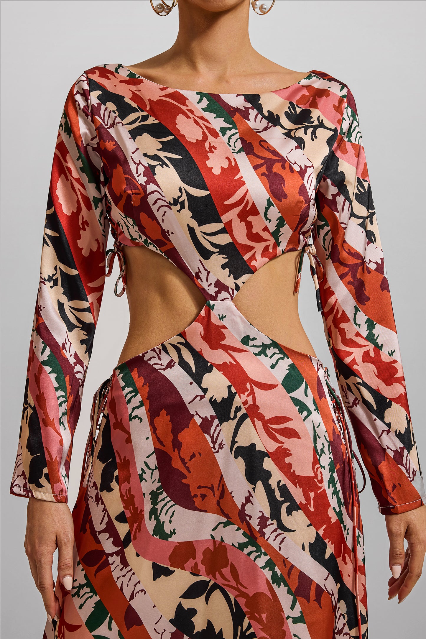 Vestido midi de manga larga con aberturas florales 