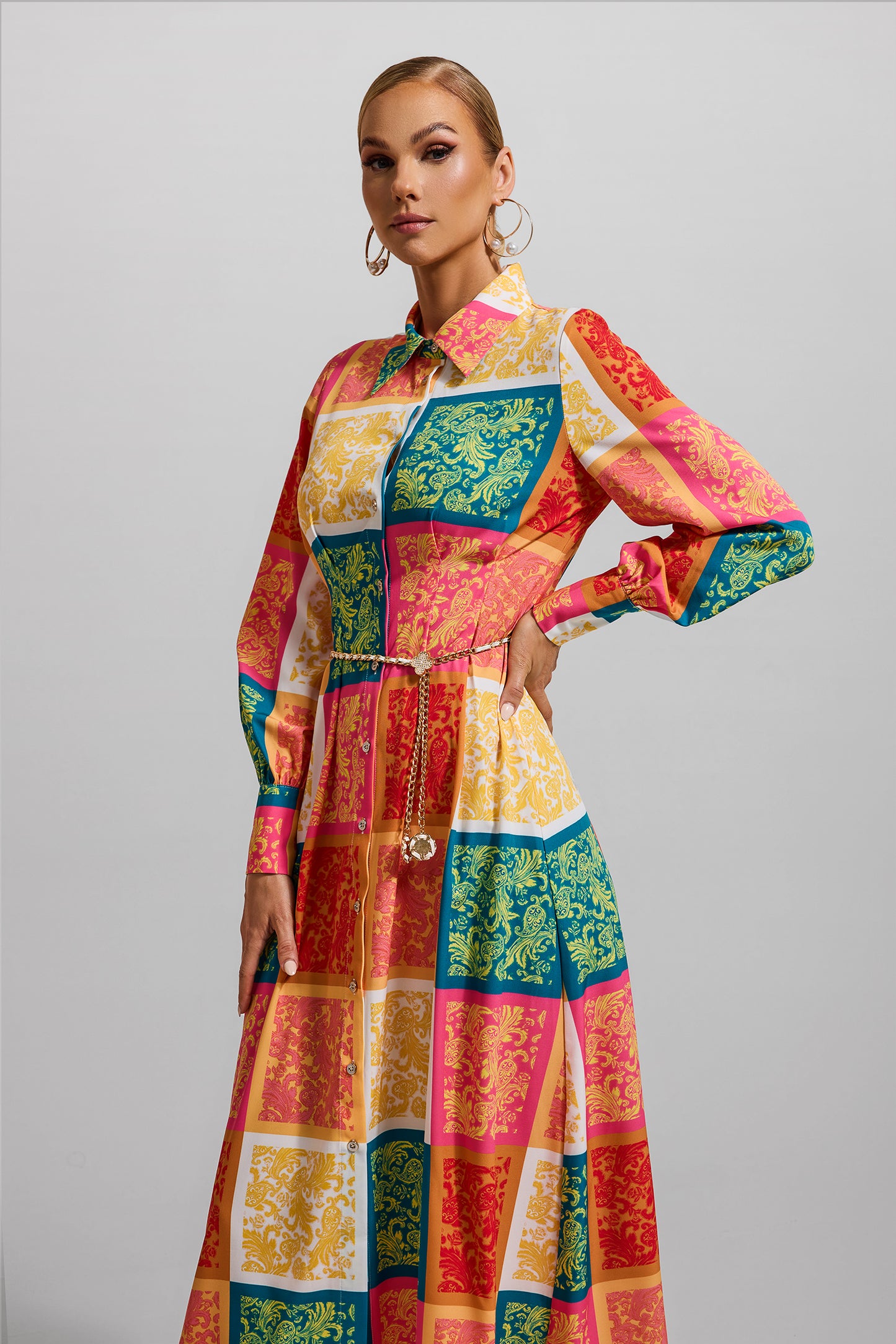 Vestido midi con cuello camisero y estampado de patchwork con cinturón 