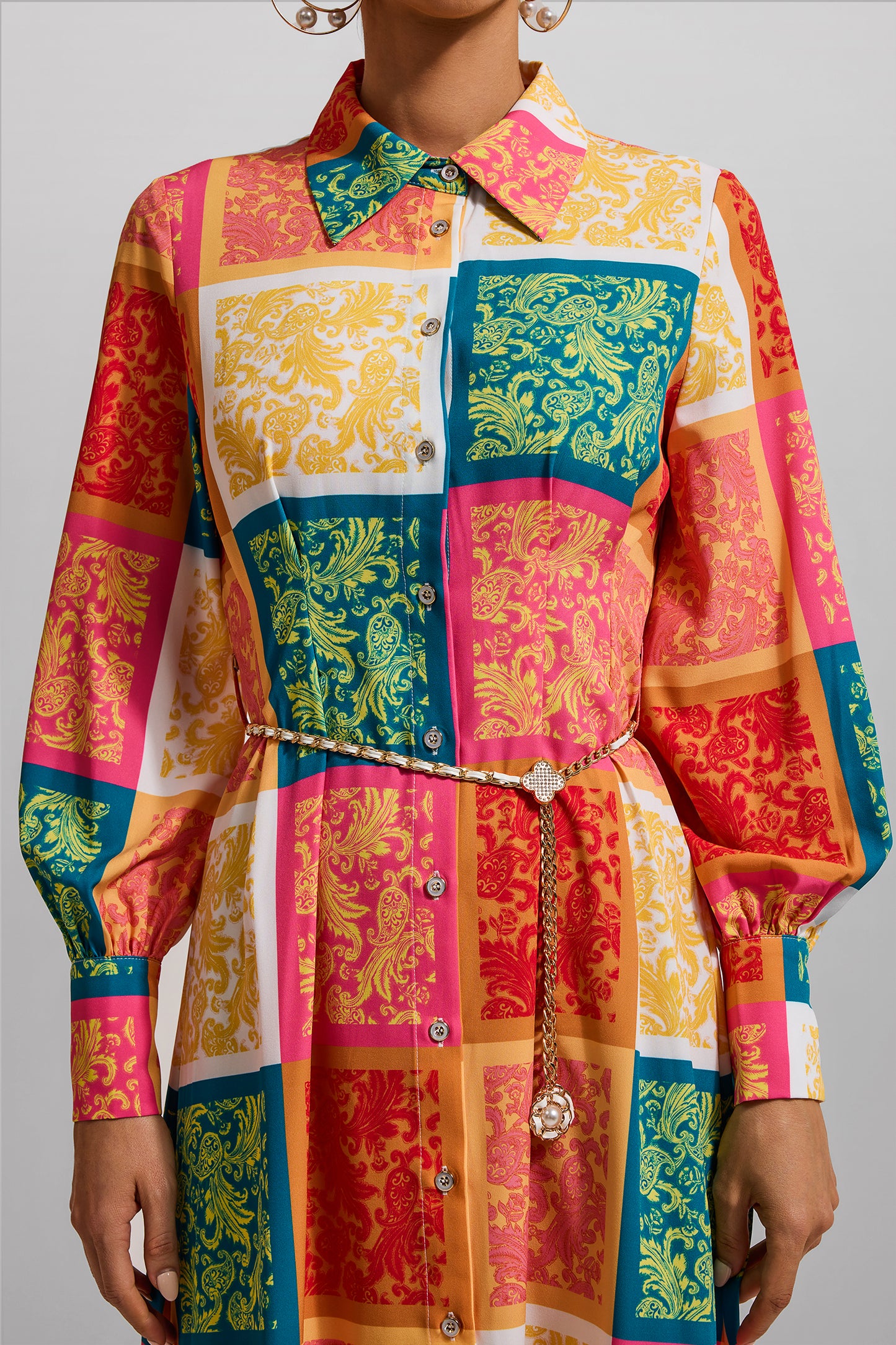 Vestido midi con cuello camisero y estampado de patchwork con cinturón 