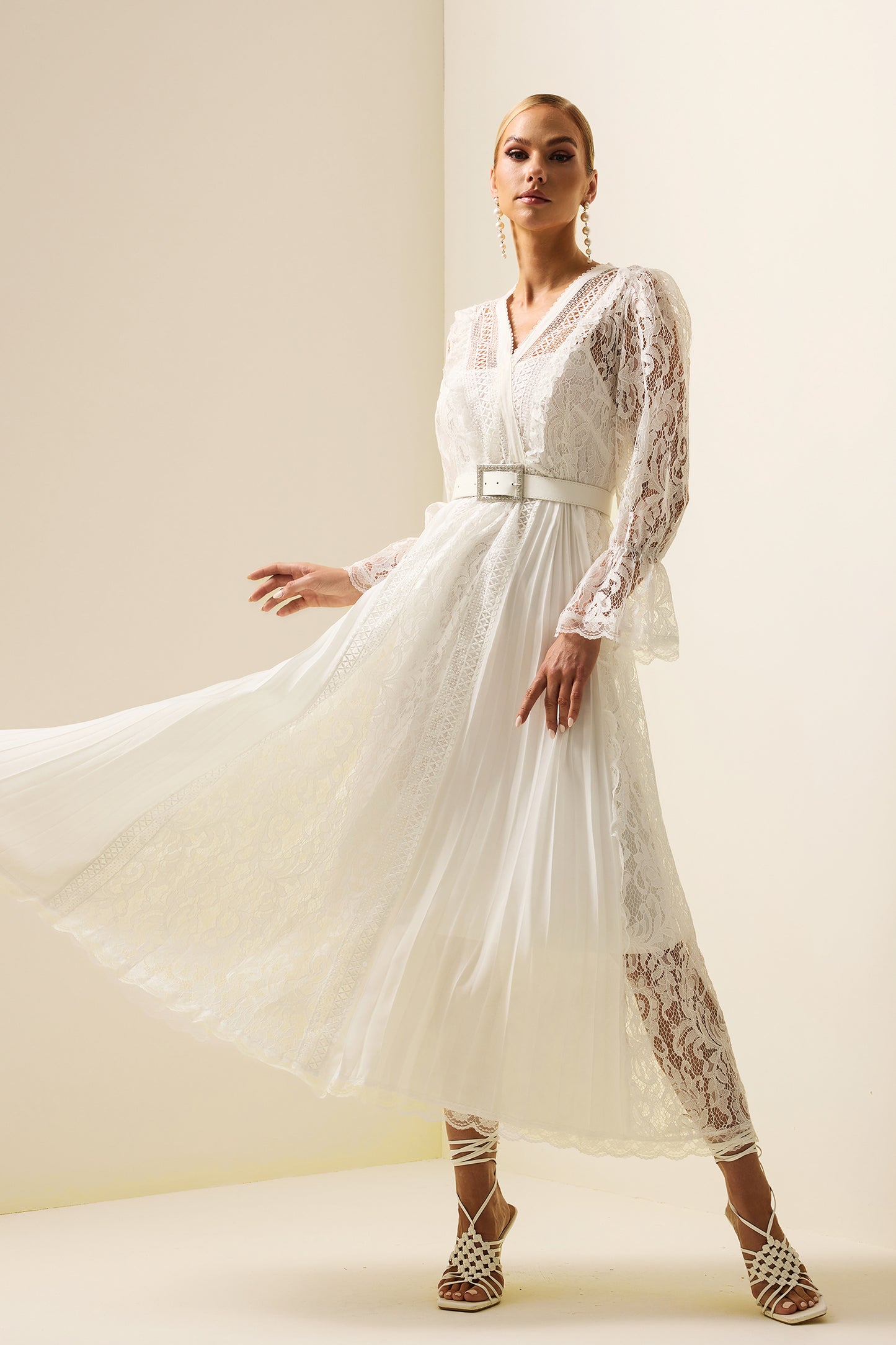 Vestido midi de manga larga con encaje liso y cinturón 