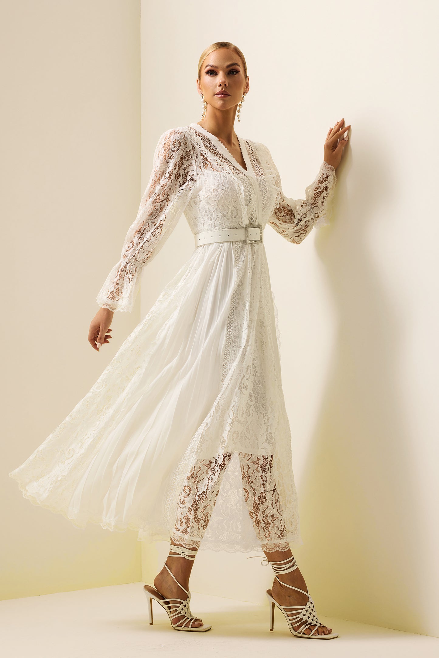 Vestido midi de manga larga con encaje liso y cinturón 