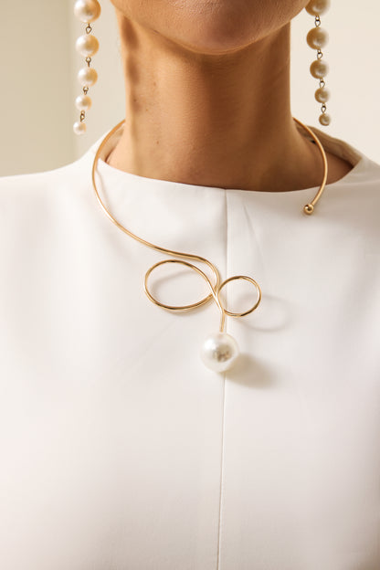 Collar de metal con forma irregular de perla artificial 