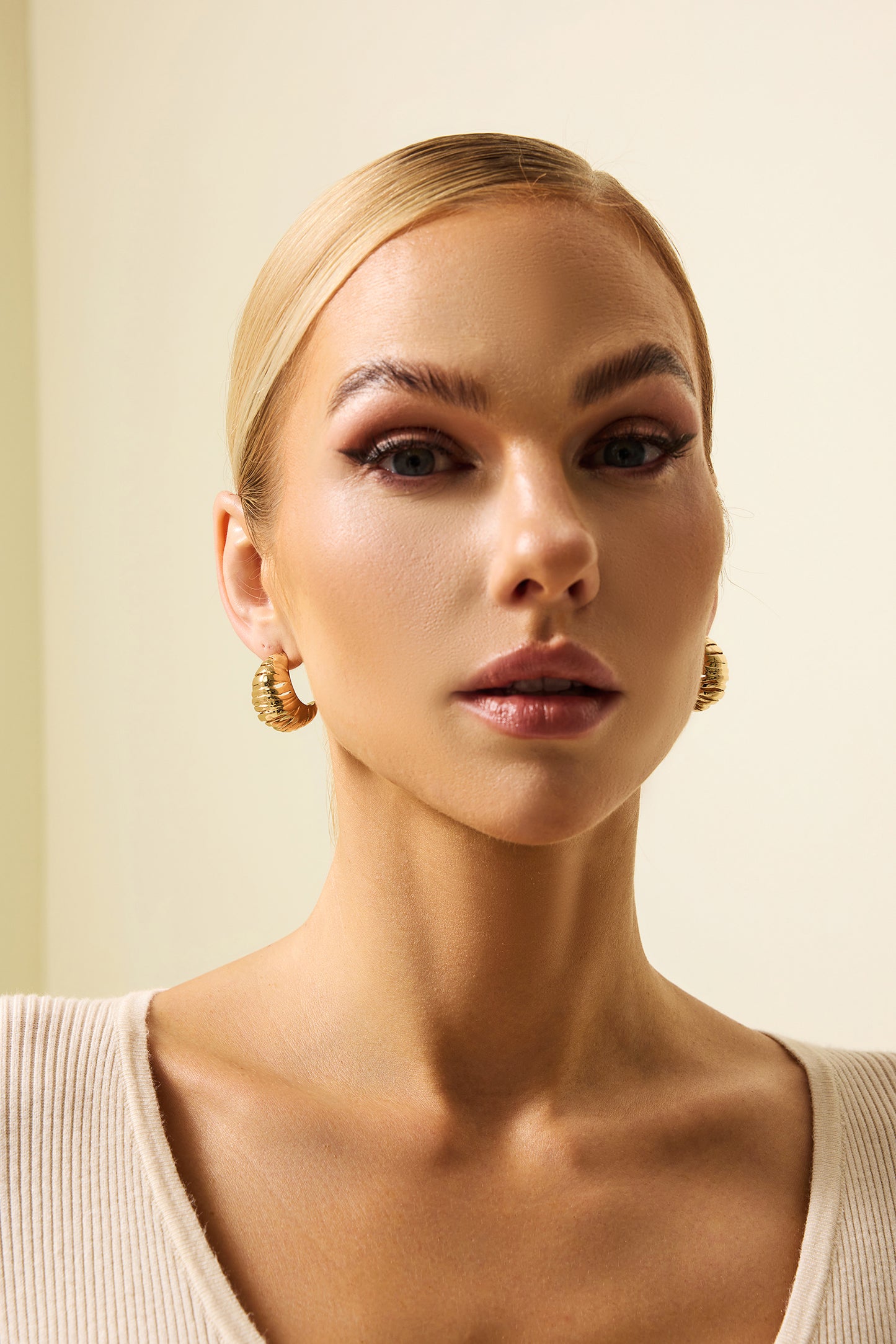 Pendientes de metal en forma de media luna 