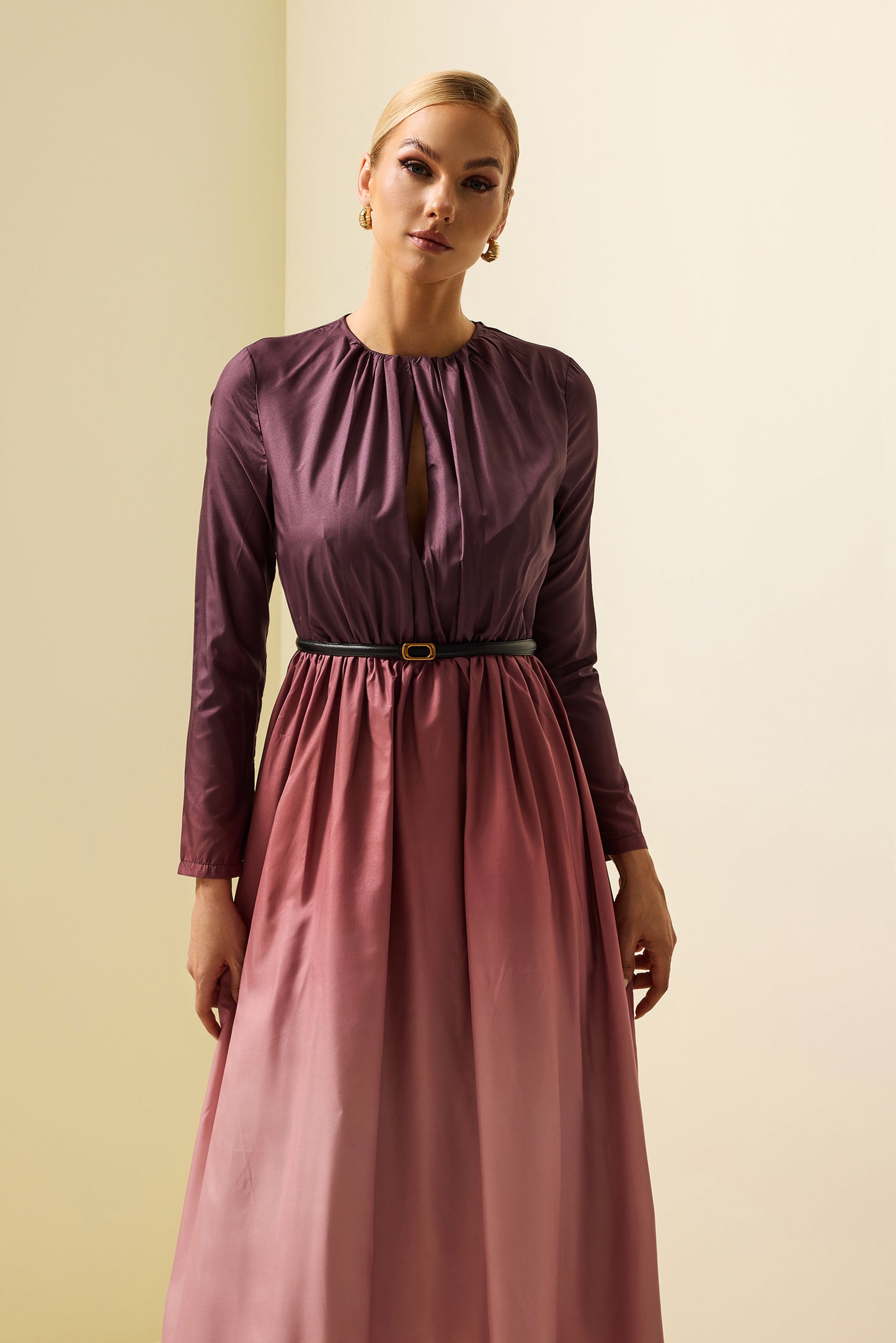 Cinturón de cuero con botones de metal 