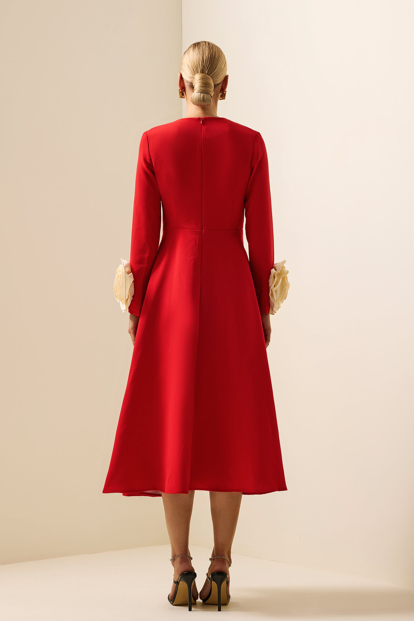 Vestido midi de manga larga con cuello redondo y flores 3D 